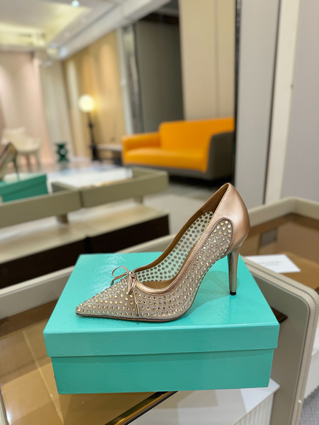 
Aquazzura   菠萝   2025  𝐒𝐒  𝐧𝐞𝐰春夏新品高跟凉鞋。满满的钻，超闪 🌸((☀