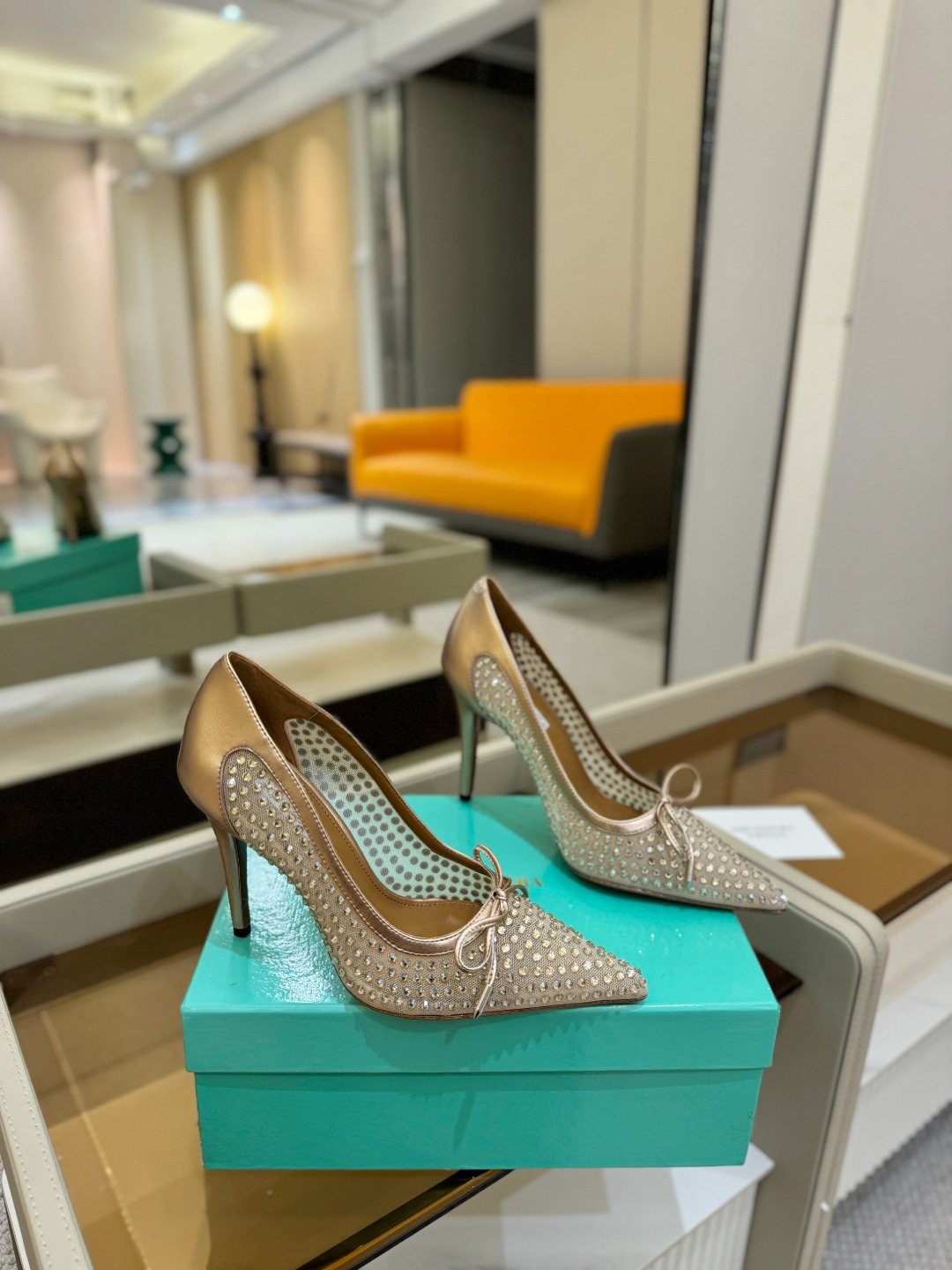 
Aquazzura   菠萝   2025  𝐒𝐒  𝐧𝐞𝐰春夏新品高跟凉鞋。满满的钻，超闪 🌸((☀