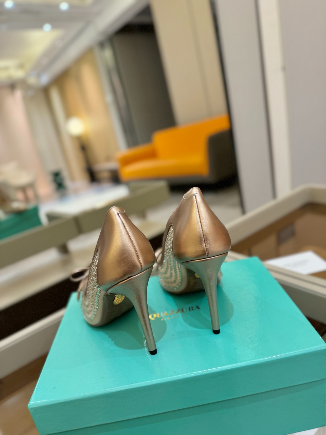 
Aquazzura   菠萝   2025  𝐒𝐒  𝐧𝐞𝐰春夏新品高跟凉鞋。满满的钻，超闪 🌸((☀