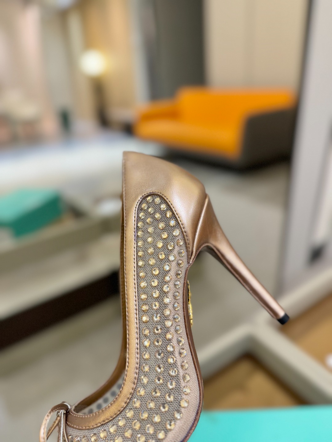 
Aquazzura   菠萝   2025  𝐒𝐒  𝐧𝐞𝐰春夏新品高跟凉鞋。满满的钻，超闪 🌸((☀