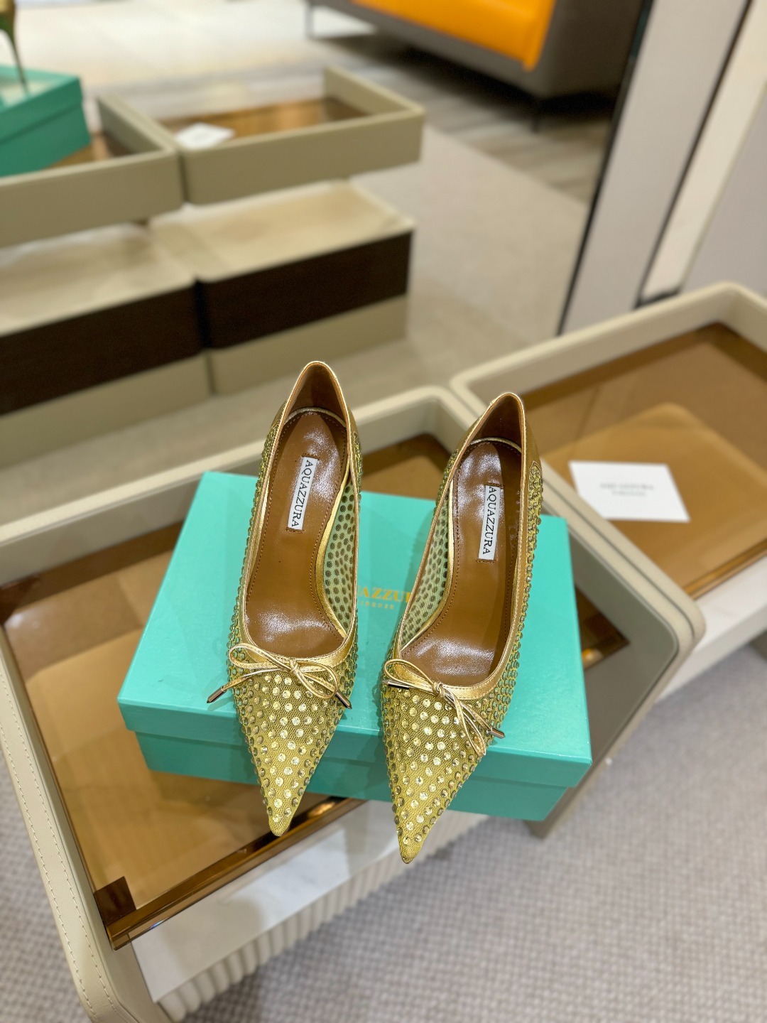 
Aquazzura   菠萝   2025  𝐒𝐒  𝐧𝐞𝐰春夏新品高跟凉鞋。满满的钻，超闪 🌸((☀