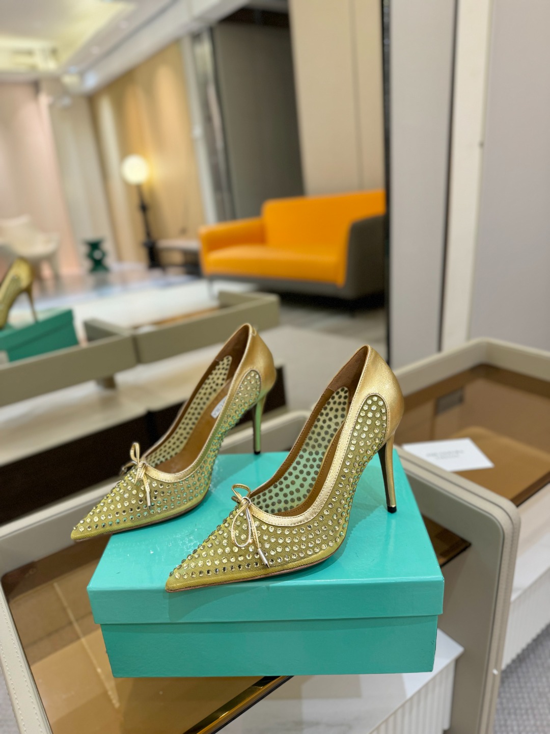 
Aquazzura   菠萝   2025  𝐒𝐒  𝐧𝐞𝐰春夏新品高跟凉鞋。满满的钻，超闪 🌸((☀