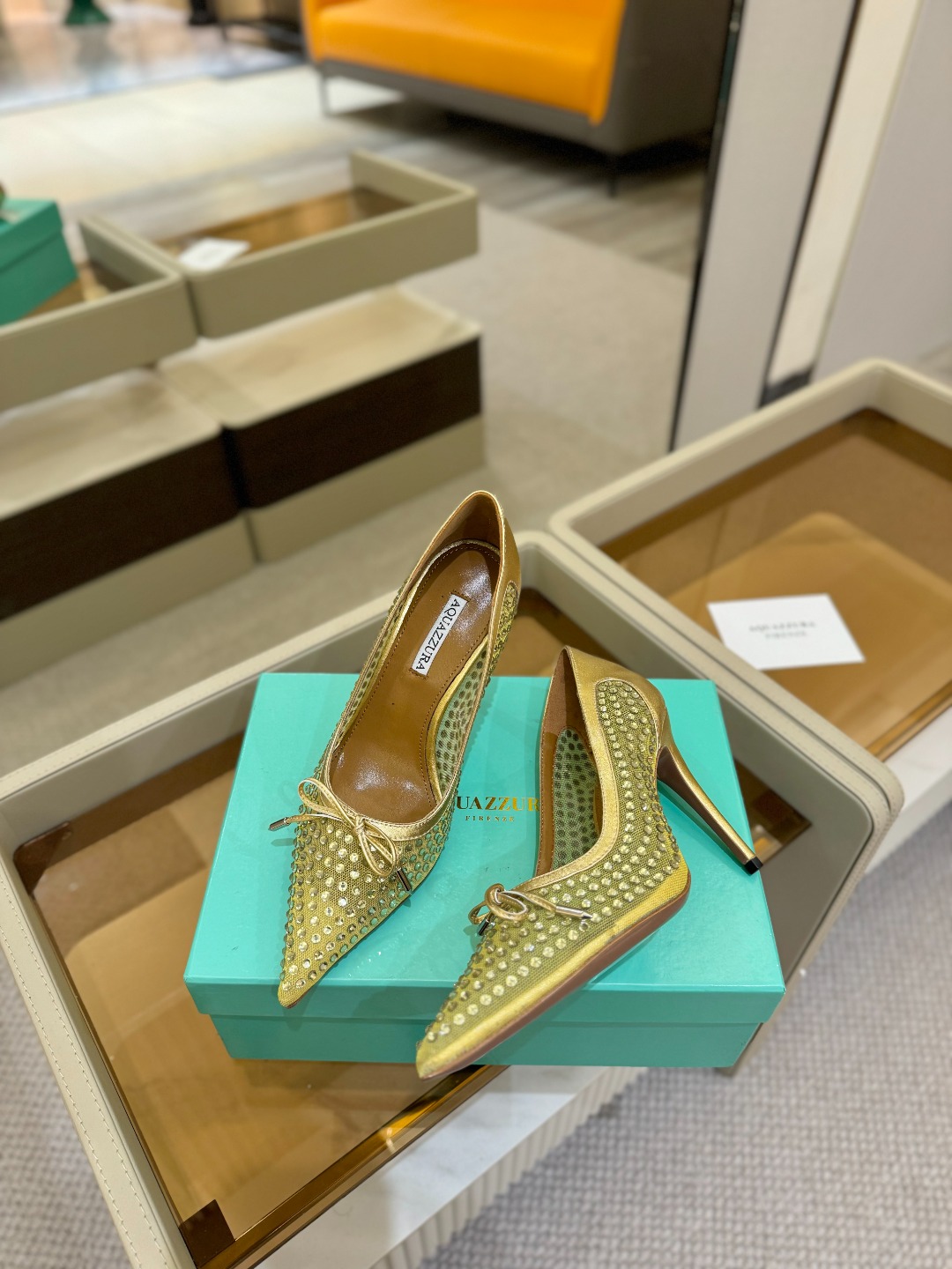 
Aquazzura   菠萝   2025  𝐒𝐒  𝐧𝐞𝐰春夏新品高跟凉鞋。满满的钻，超闪 🌸((☀
