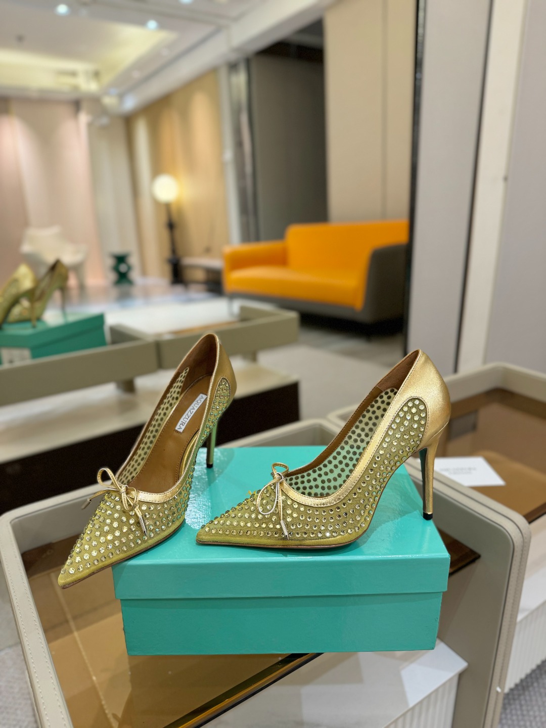 
Aquazzura   菠萝   2025  𝐒𝐒  𝐧𝐞𝐰春夏新品高跟凉鞋。满满的钻，超闪 🌸((☀
