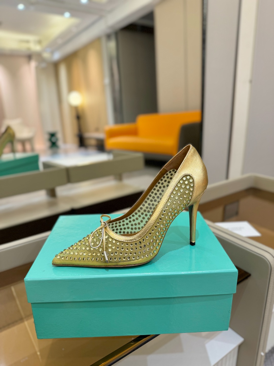 
Aquazzura   菠萝   2025  𝐒𝐒  𝐧𝐞𝐰春夏新品高跟凉鞋。满满的钻，超闪 🌸((☀