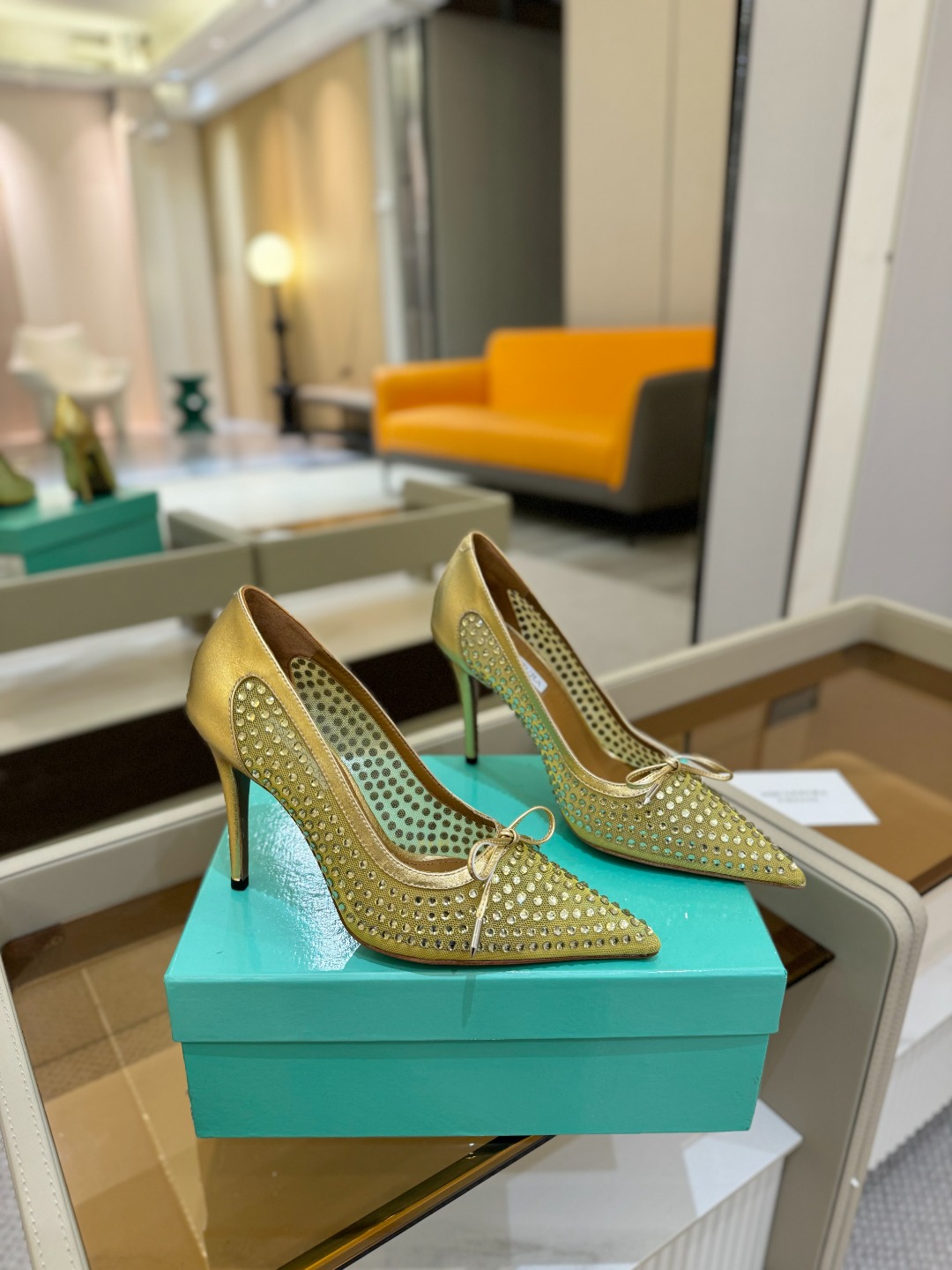 
Aquazzura   菠萝   2025  𝐒𝐒  𝐧𝐞𝐰春夏新品高跟凉鞋。满满的钻，超闪 🌸((☀
