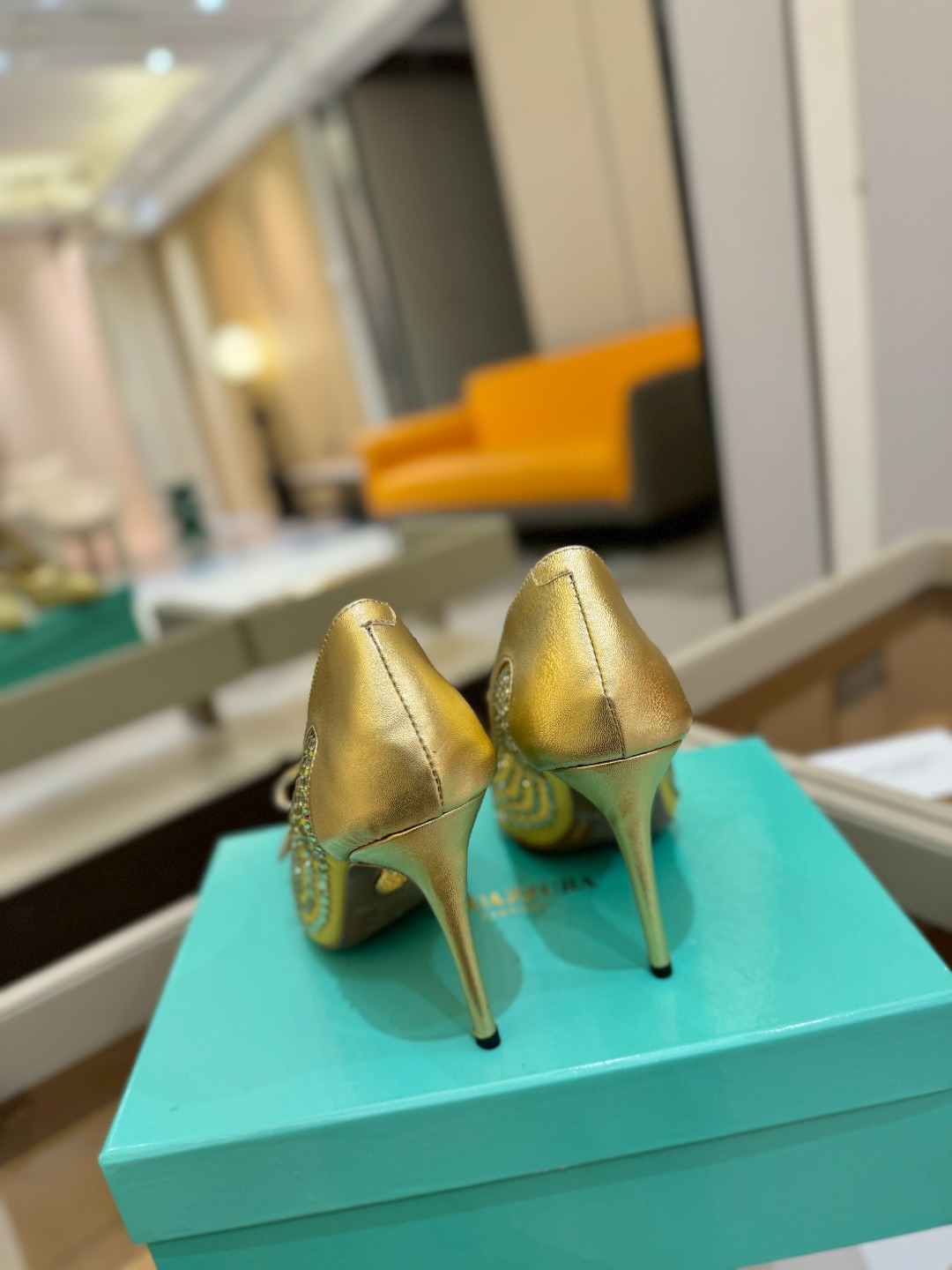 
Aquazzura   菠萝   2025  𝐒𝐒  𝐧𝐞𝐰春夏新品高跟凉鞋。满满的钻，超闪 🌸((☀