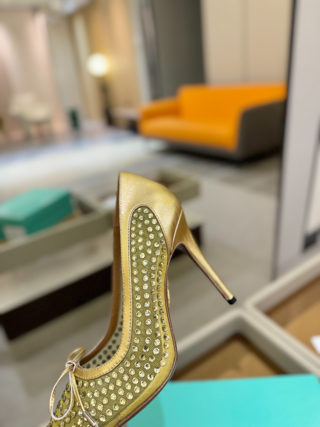 
Aquazzura   菠萝   2025  𝐒𝐒  𝐧𝐞𝐰春夏新品高跟凉鞋。满满的钻，超闪 🌸((☀