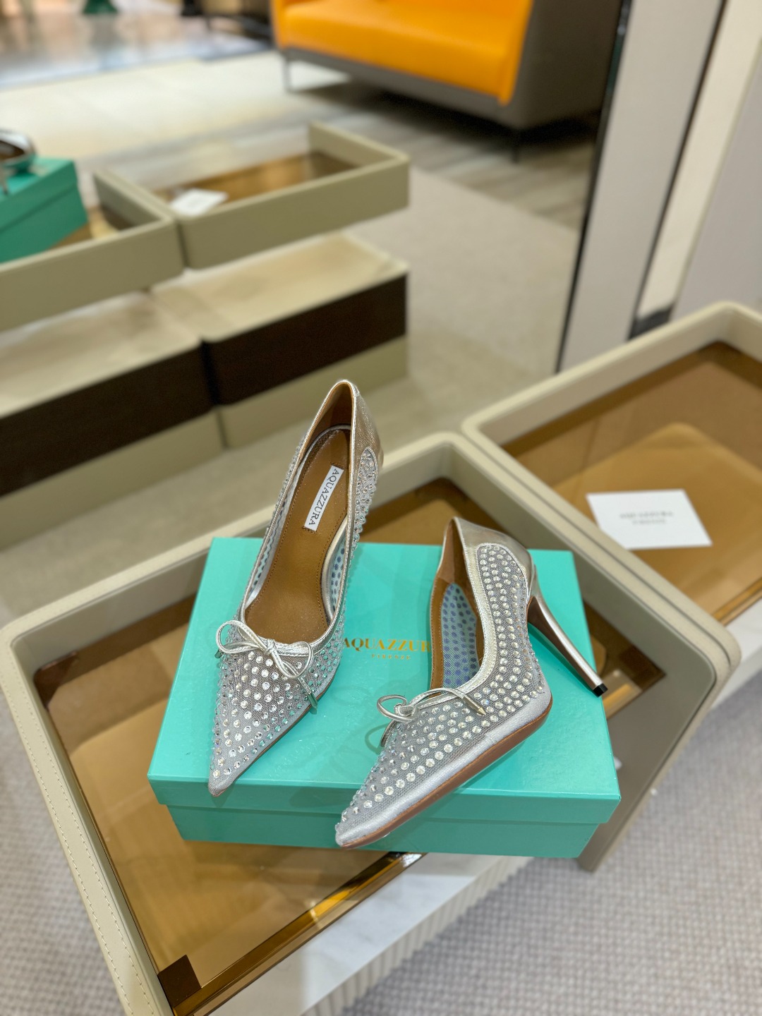 
Aquazzura   菠萝   2025  𝐒𝐒  𝐧𝐞𝐰春夏新品高跟凉鞋。满满的钻，超闪 🌸((☀