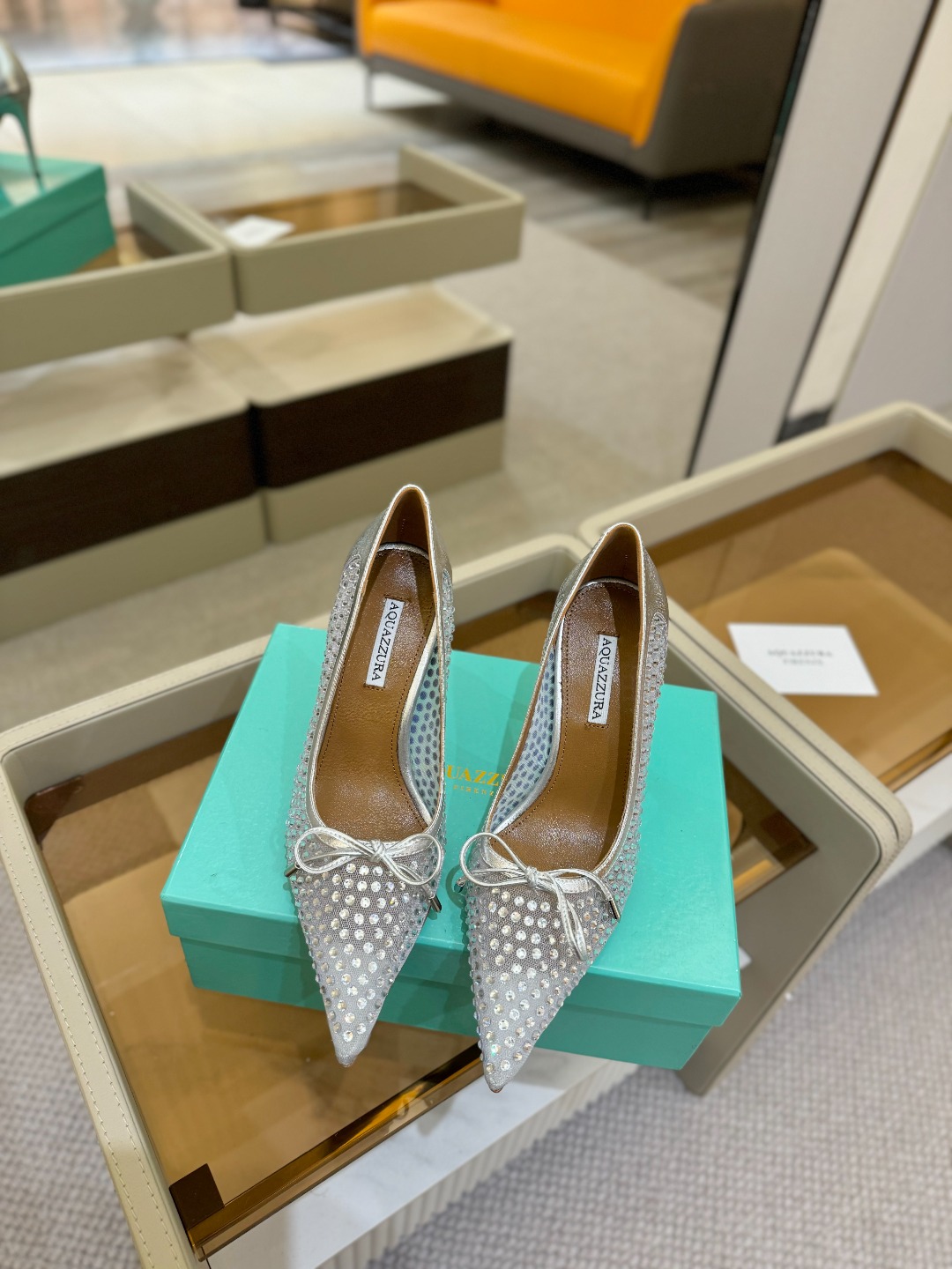 
Aquazzura   菠萝   2025  𝐒𝐒  𝐧𝐞𝐰春夏新品高跟凉鞋。满满的钻，超闪 🌸((☀