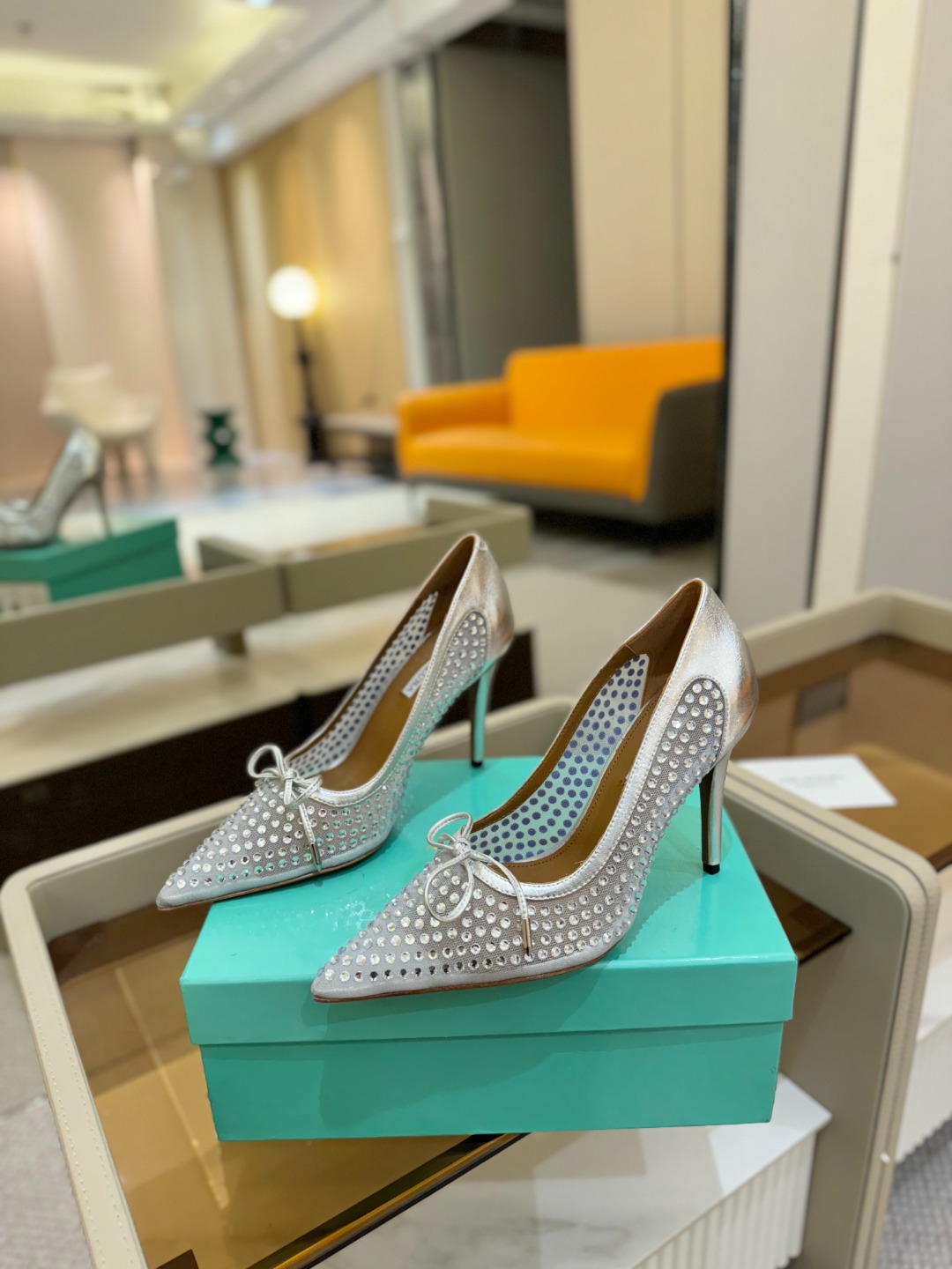 
Aquazzura   菠萝   2025  𝐒𝐒  𝐧𝐞𝐰春夏新品高跟凉鞋。满满的钻，超闪 🌸((☀