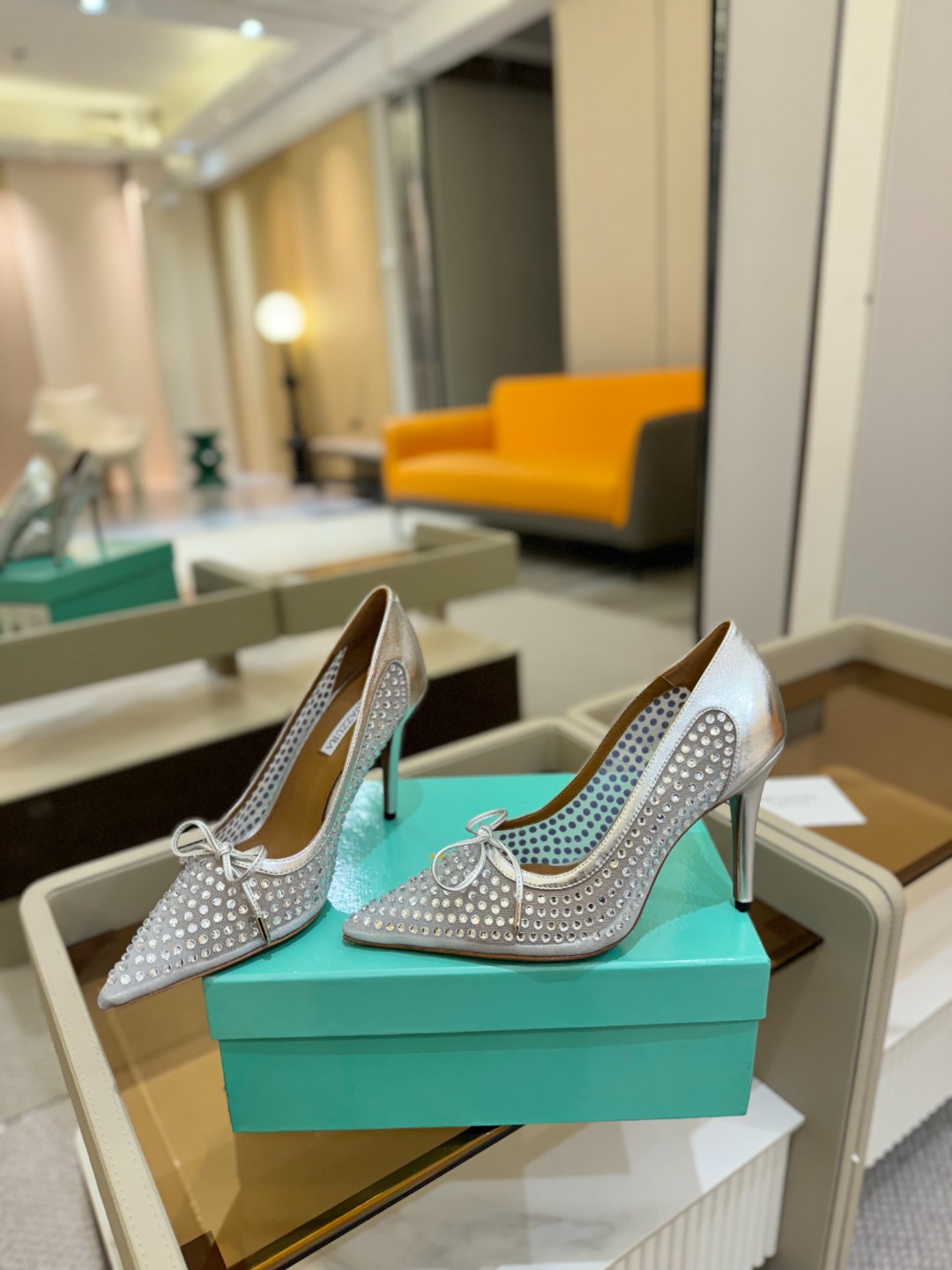 
Aquazzura   菠萝   2025  𝐒𝐒  𝐧𝐞𝐰春夏新品高跟凉鞋。满满的钻，超闪 🌸((☀