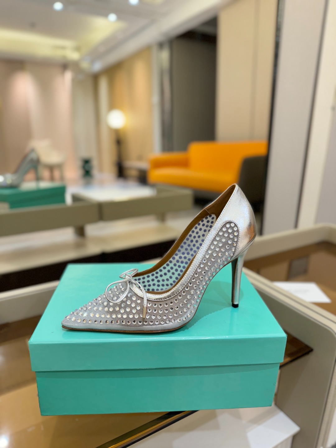 
Aquazzura   菠萝   2025  𝐒𝐒  𝐧𝐞𝐰春夏新品高跟凉鞋。满满的钻，超闪 🌸((☀