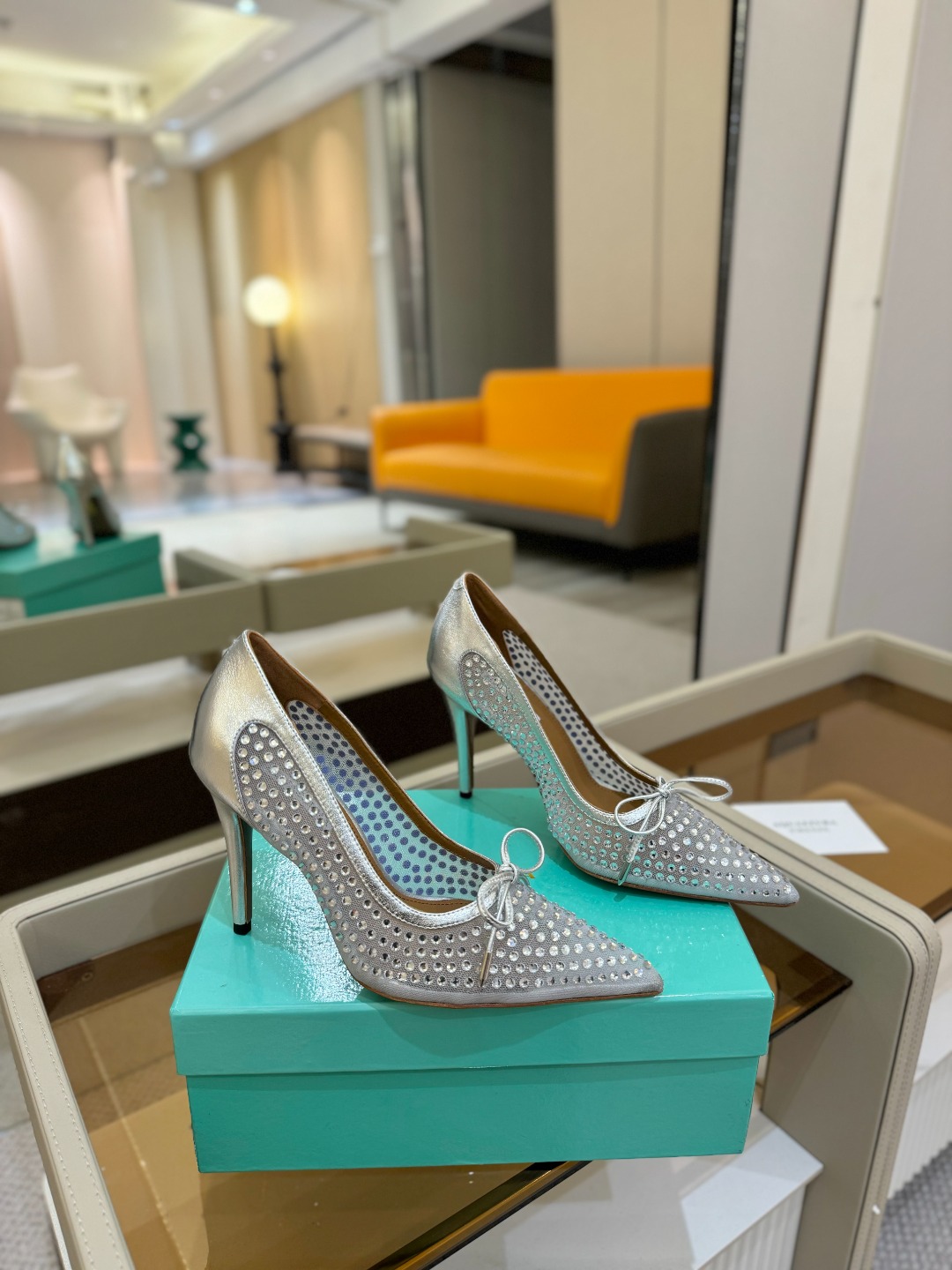 
Aquazzura   菠萝   2025  𝐒𝐒  𝐧𝐞𝐰春夏新品高跟凉鞋。满满的钻，超闪 🌸((☀