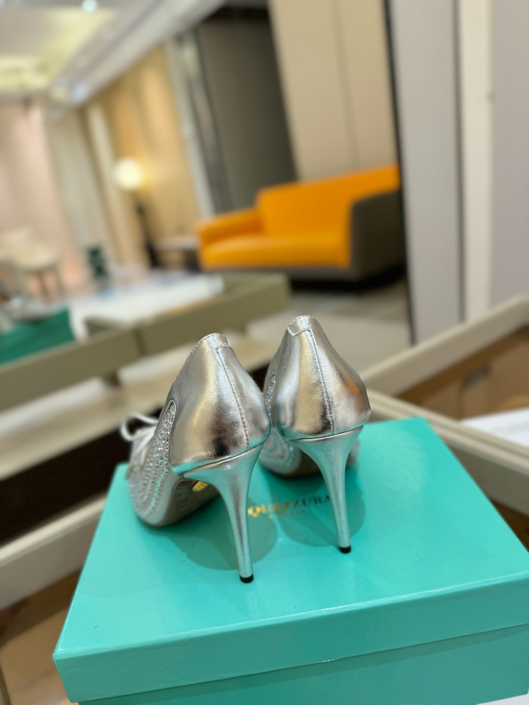 
Aquazzura   菠萝   2025  𝐒𝐒  𝐧𝐞𝐰春夏新品高跟凉鞋。满满的钻，超闪 🌸((☀