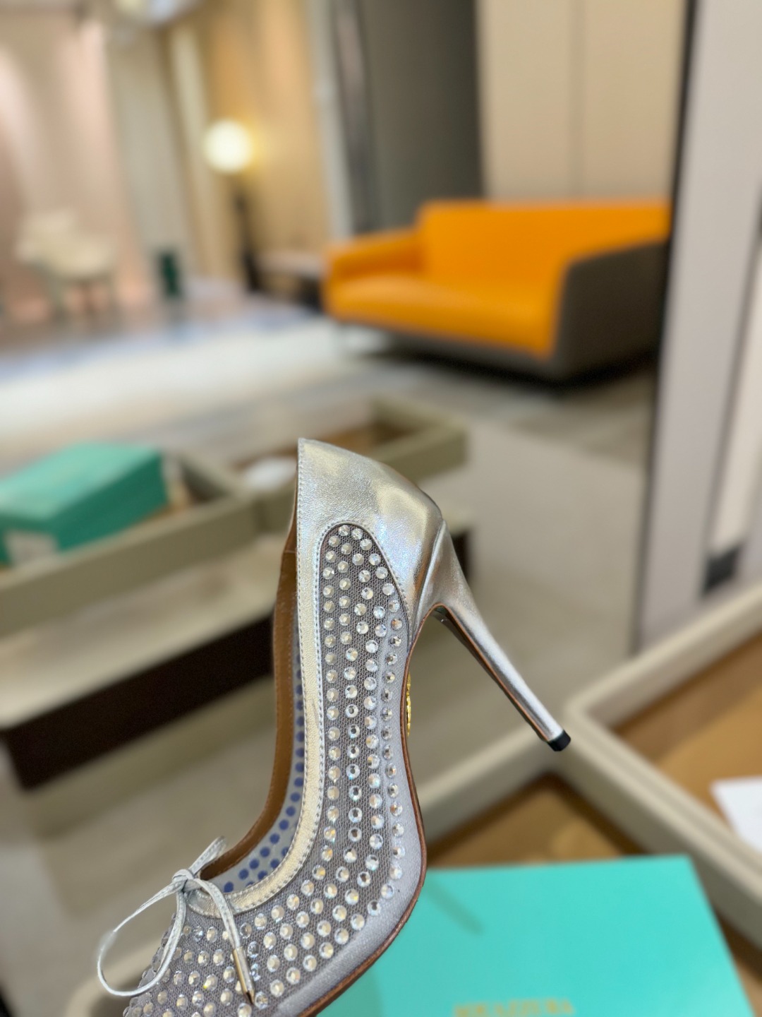 
Aquazzura   菠萝   2025  𝐒𝐒  𝐧𝐞𝐰春夏新品高跟凉鞋。满满的钻，超闪 🌸((☀