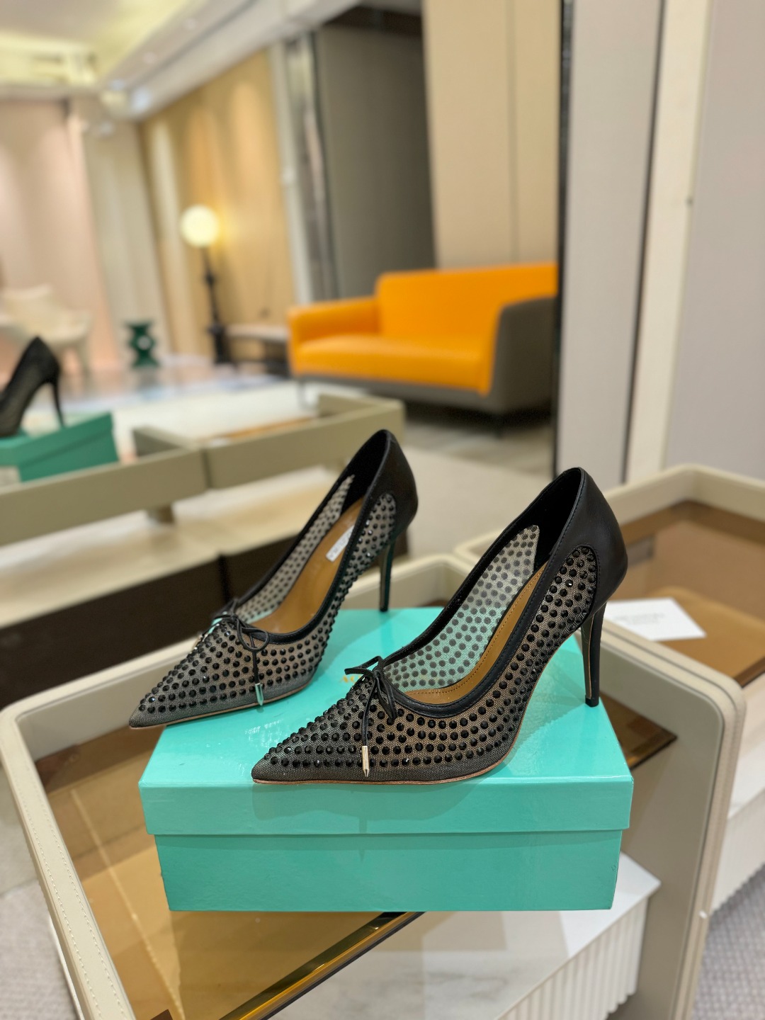 
Aquazzura   菠萝   2025  𝐒𝐒  𝐧𝐞𝐰春夏新品高跟凉鞋。满满的钻，超闪 🌸((☀