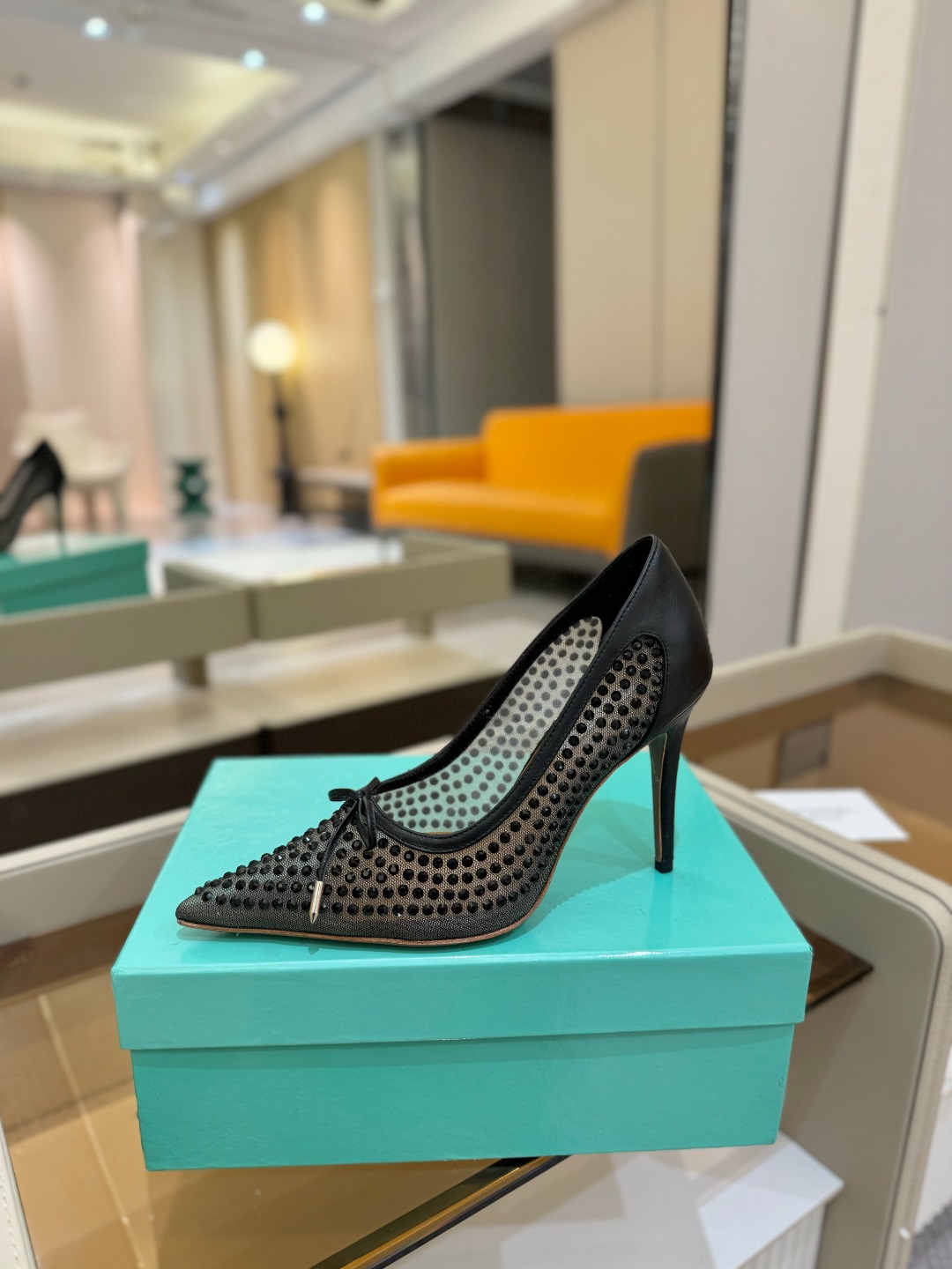 
Aquazzura   菠萝   2025  𝐒𝐒  𝐧𝐞𝐰春夏新品高跟凉鞋。满满的钻，超闪 🌸((☀