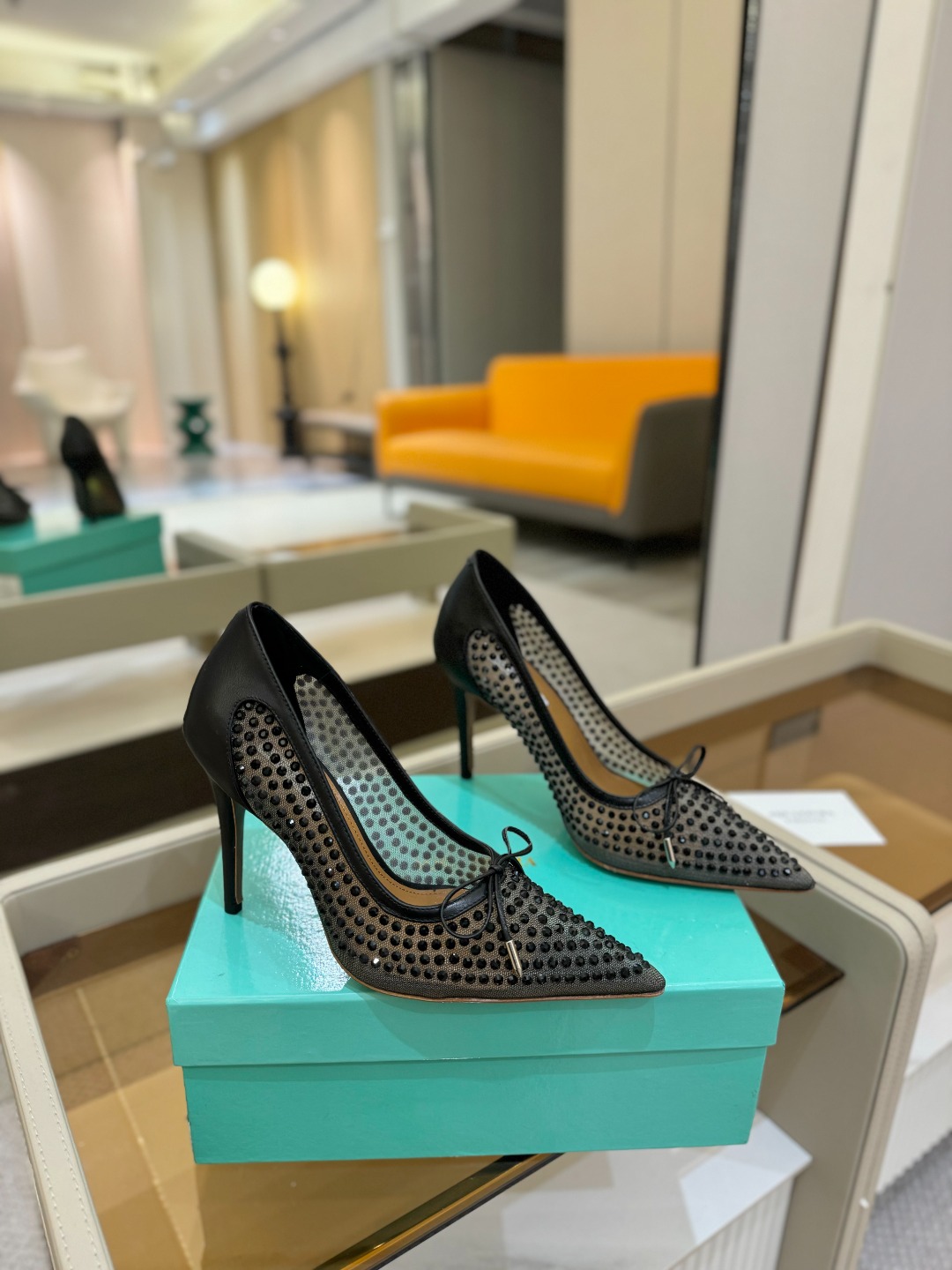 
Aquazzura   菠萝   2025  𝐒𝐒  𝐧𝐞𝐰春夏新品高跟凉鞋。满满的钻，超闪 🌸((☀