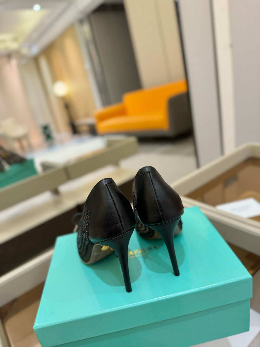 
Aquazzura   菠萝   2025  𝐒𝐒  𝐧𝐞𝐰春夏新品高跟凉鞋。满满的钻，超闪 🌸((☀