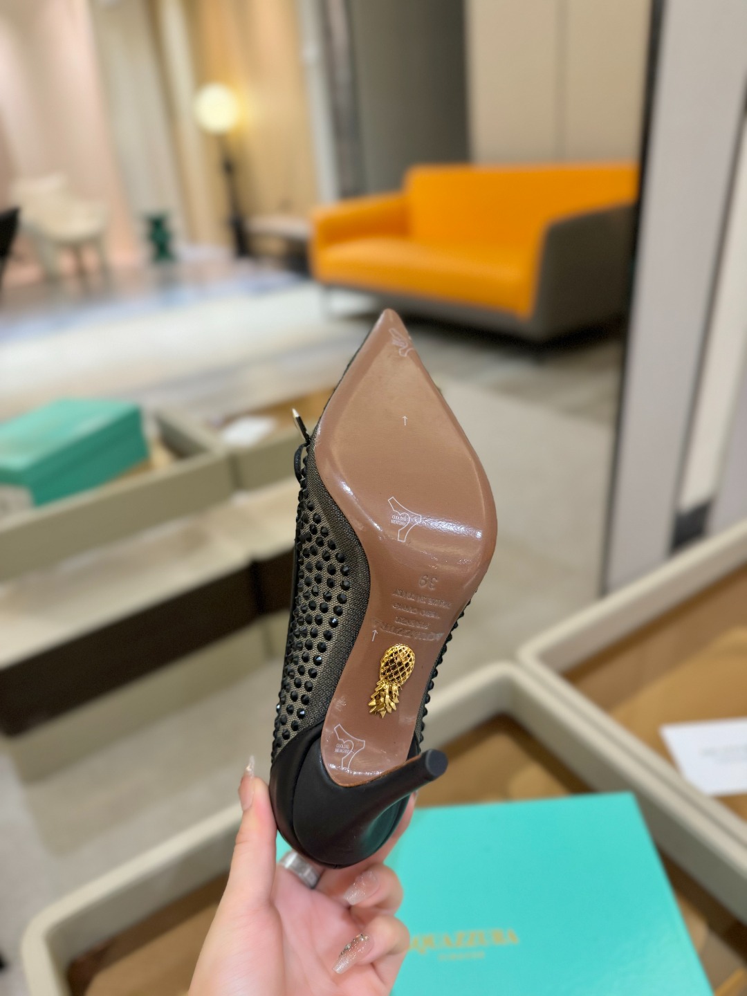 
Aquazzura   菠萝   2025  𝐒𝐒  𝐧𝐞𝐰春夏新品高跟凉鞋。满满的钻，超闪 🌸((☀