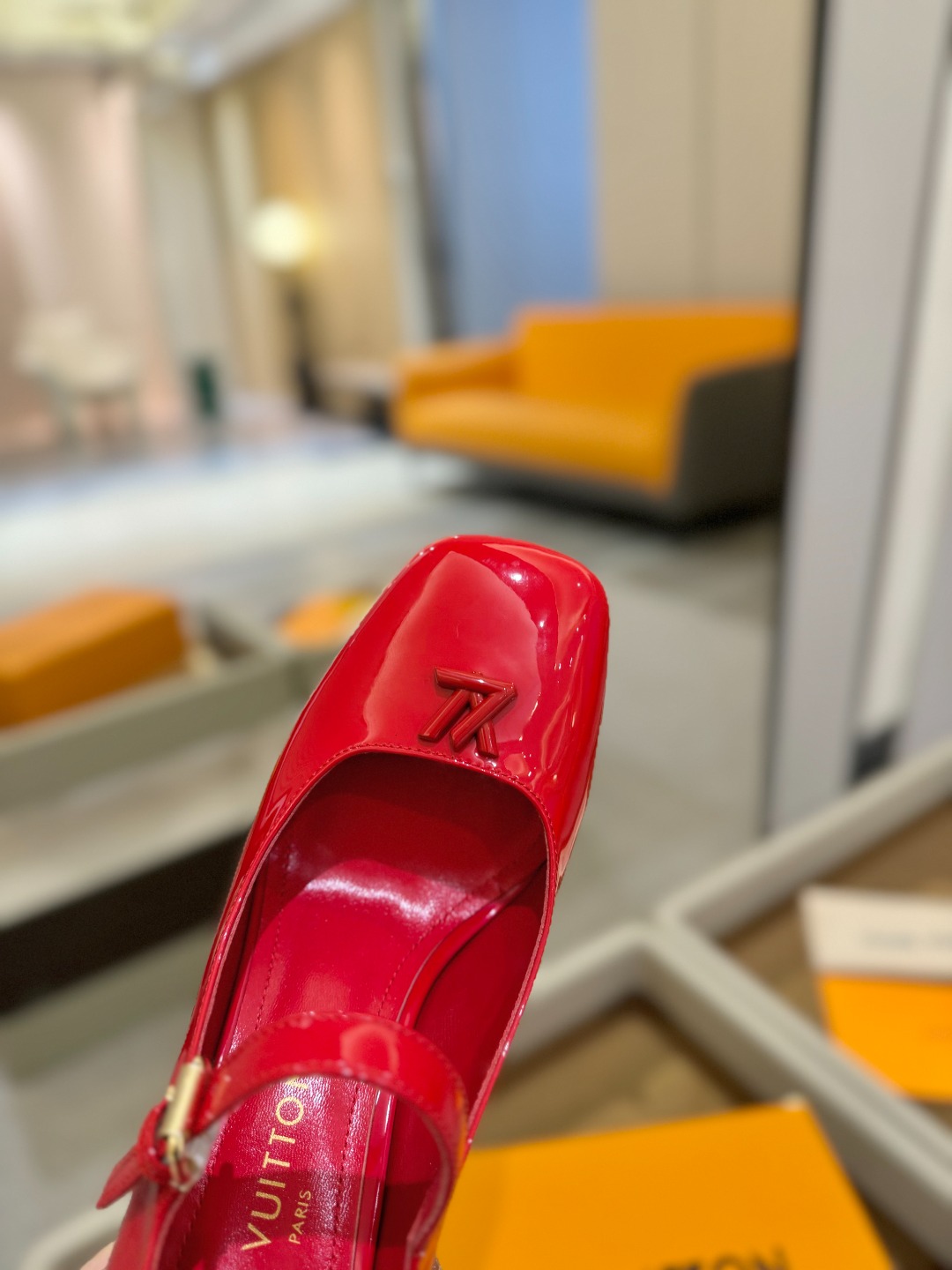 
 2025  L✔️ 家 春夏款专柜最新走秀官网系列、同步更新、完美楦型+小V扣设计、再现经典、款式简