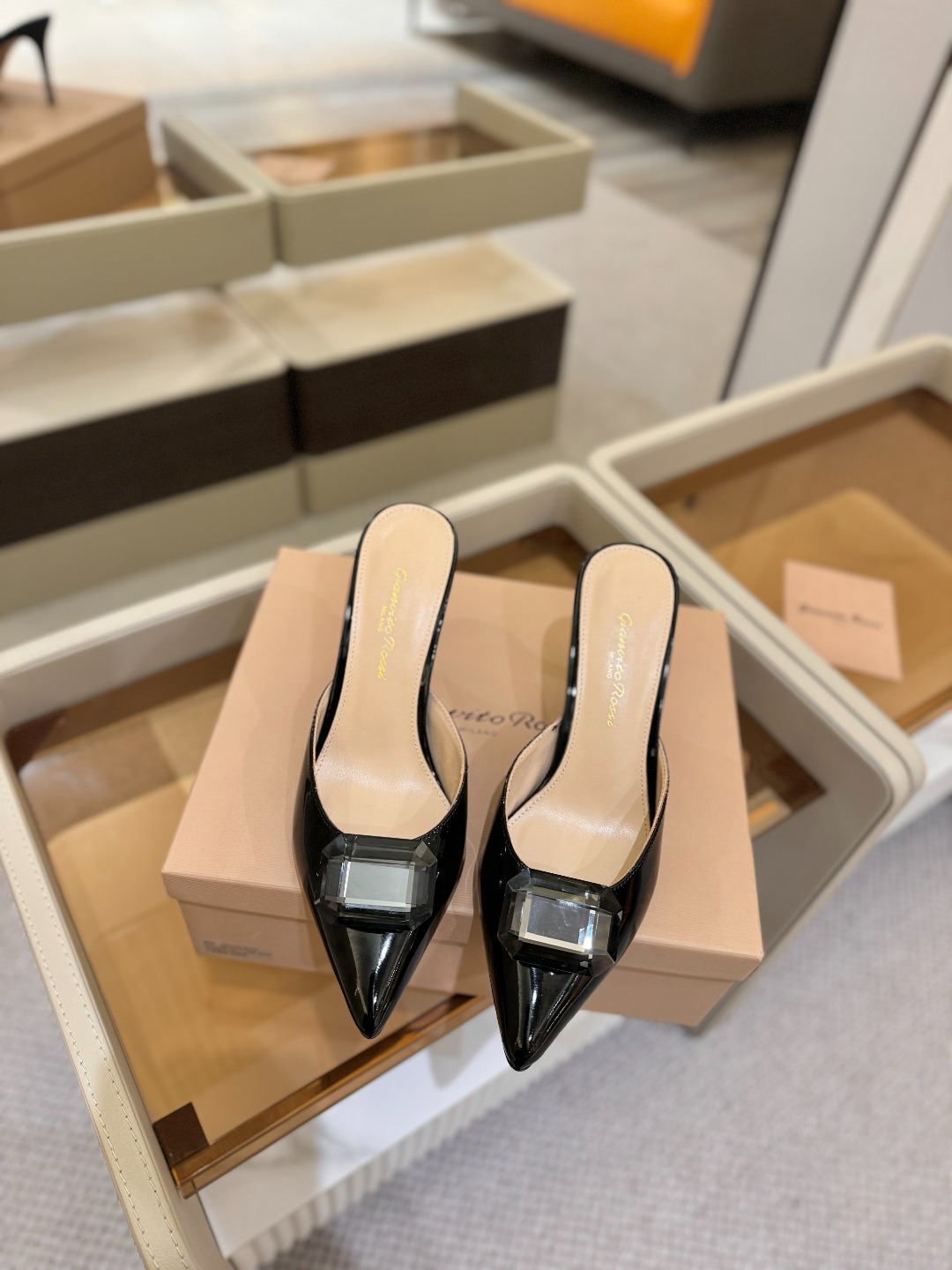 
Gianvito rossi 👠
2025新款拖鞋
 原版开发 顶级版本 代购品质 
一双超美的大宝石