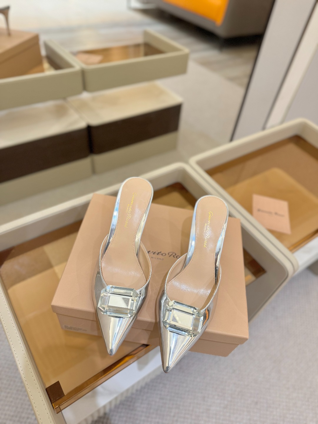 
Gianvito rossi 👠
2025新款拖鞋
 原版开发 顶级版本 代购品质 
一双超美的大宝石