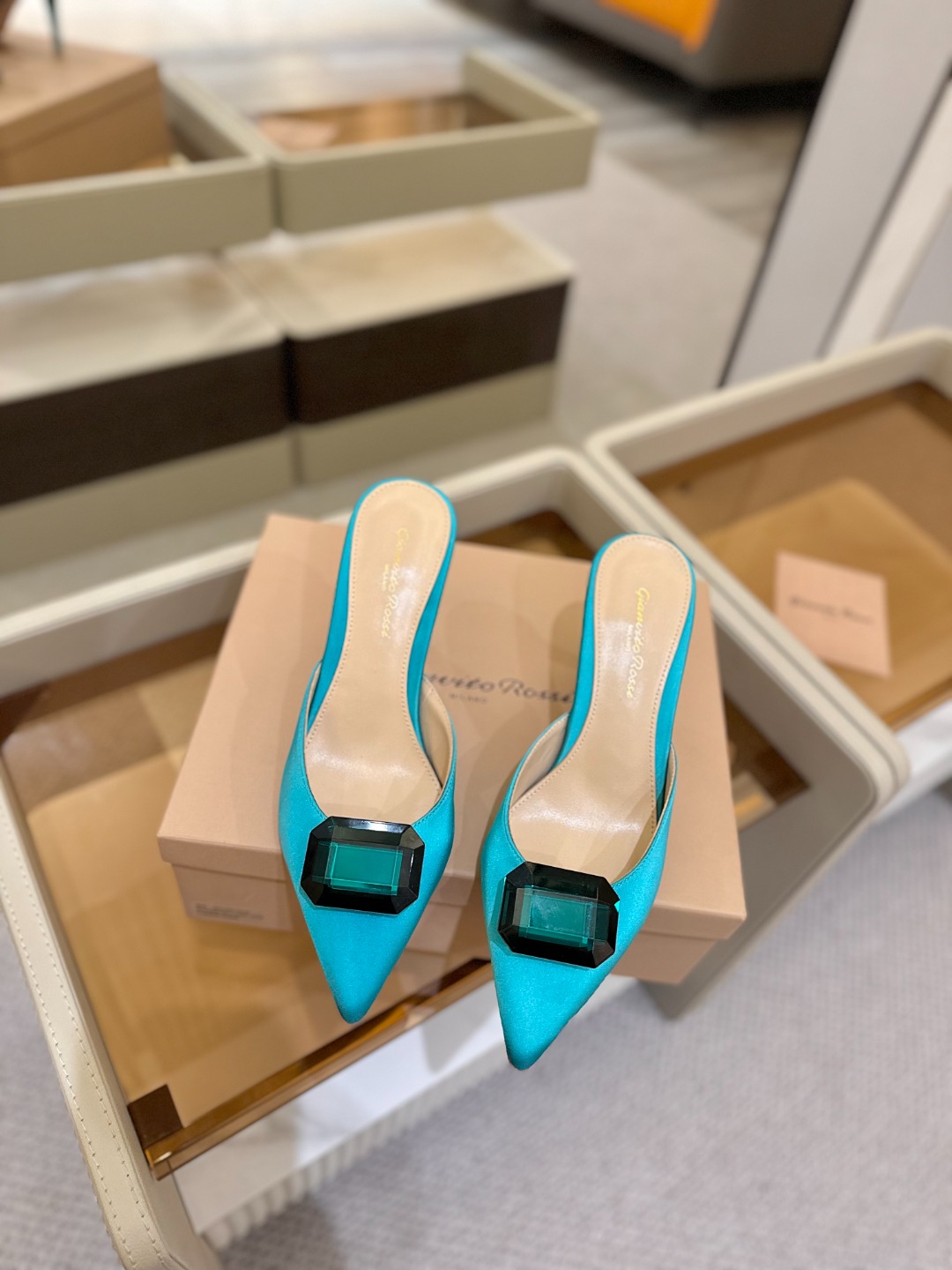
Gianvito rossi 👠
2025新款拖鞋
 原版开发 顶级版本 代购品质 
一双超美的大宝石
