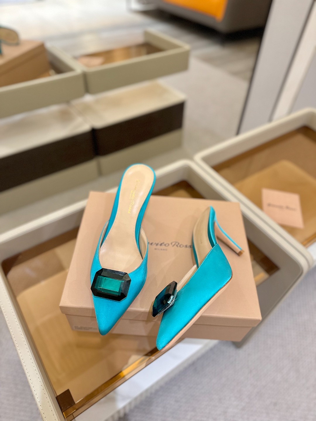 
Gianvito rossi 👠
2025新款拖鞋
 原版开发 顶级版本 代购品质 
一双超美的大宝石