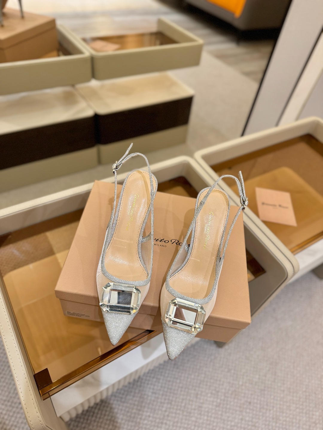 Gianvito rossi 👠
2025新款拖鞋
原版开发 顶级版本 代购品质
超美的大宝石高跟凉