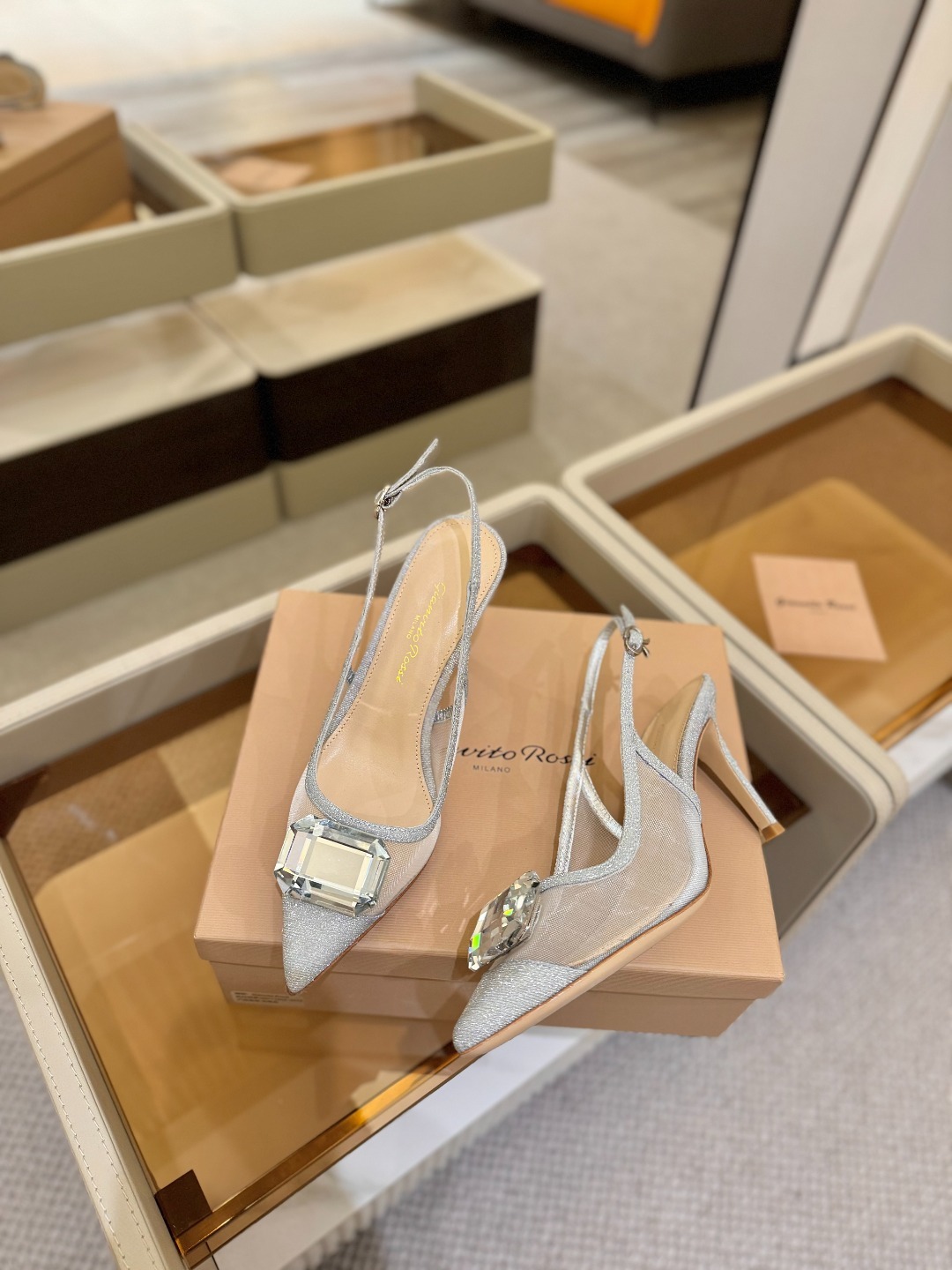 Gianvito rossi 👠
2025新款拖鞋
原版开发 顶级版本 代购品质
超美的大宝石高跟凉