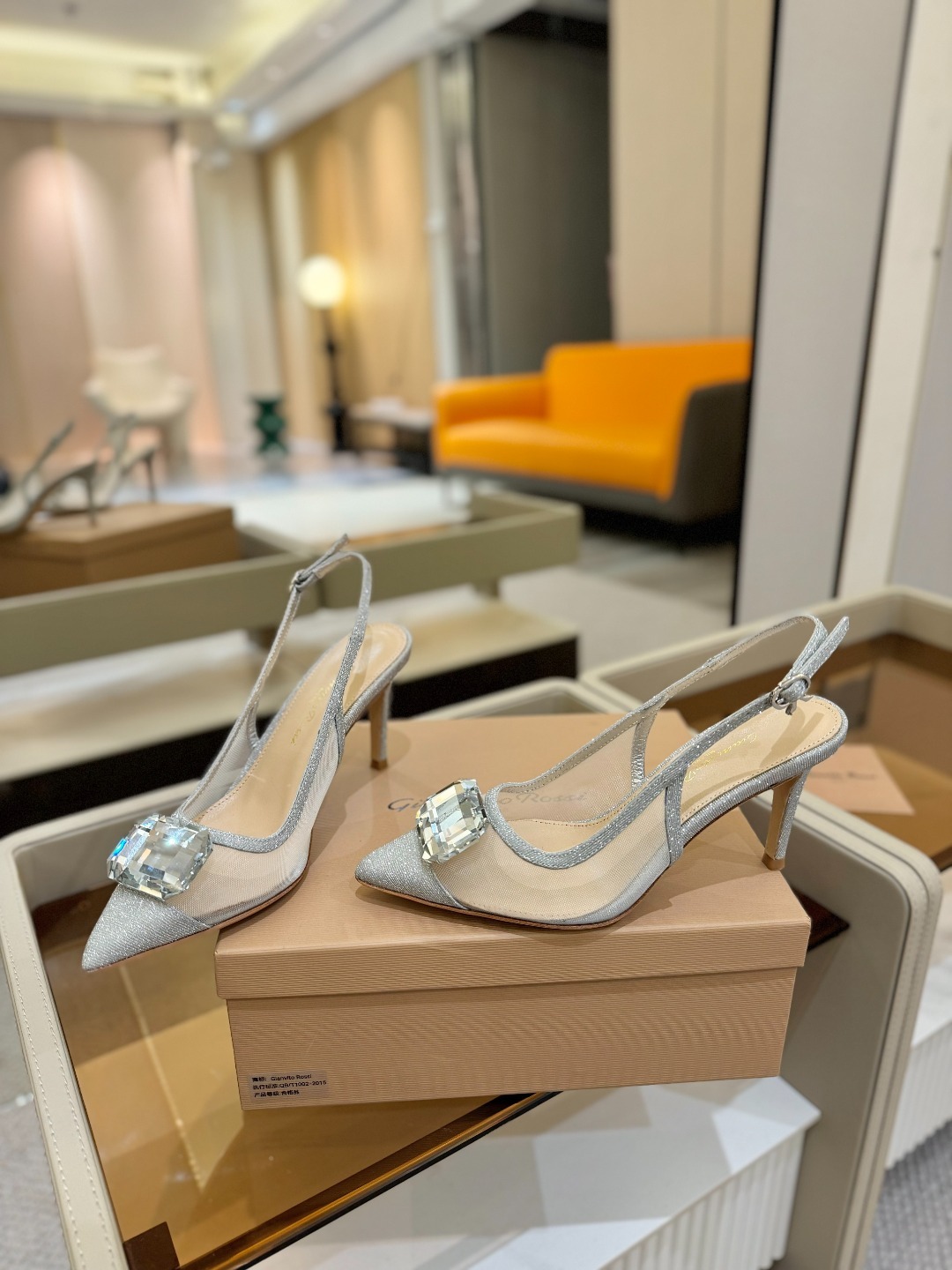 Gianvito rossi 👠
2025新款拖鞋
原版开发 顶级版本 代购品质
超美的大宝石高跟凉