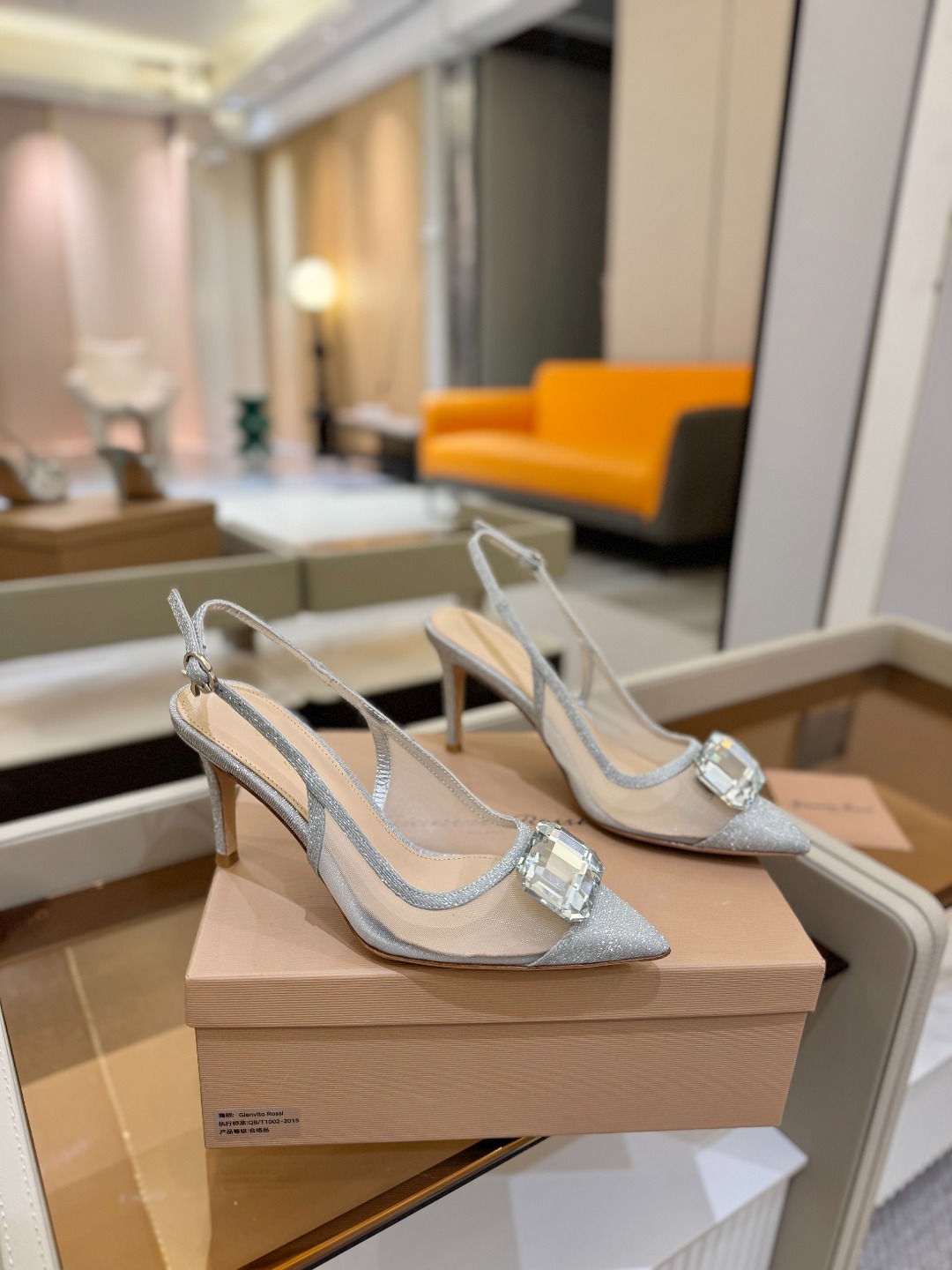 Gianvito rossi 👠
2025新款拖鞋
原版开发 顶级版本 代购品质
超美的大宝石高跟凉