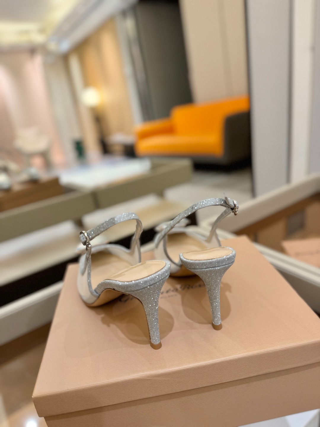 Gianvito rossi 👠
2025新款拖鞋
原版开发 顶级版本 代购品质
超美的大宝石高跟凉