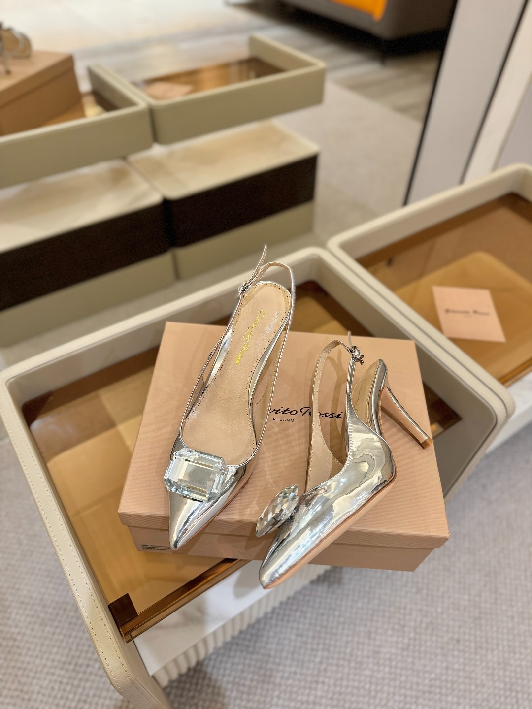 Gianvito rossi 👠
2025新款拖鞋
原版开发 顶级版本 代购品质
超美的大宝石高跟凉