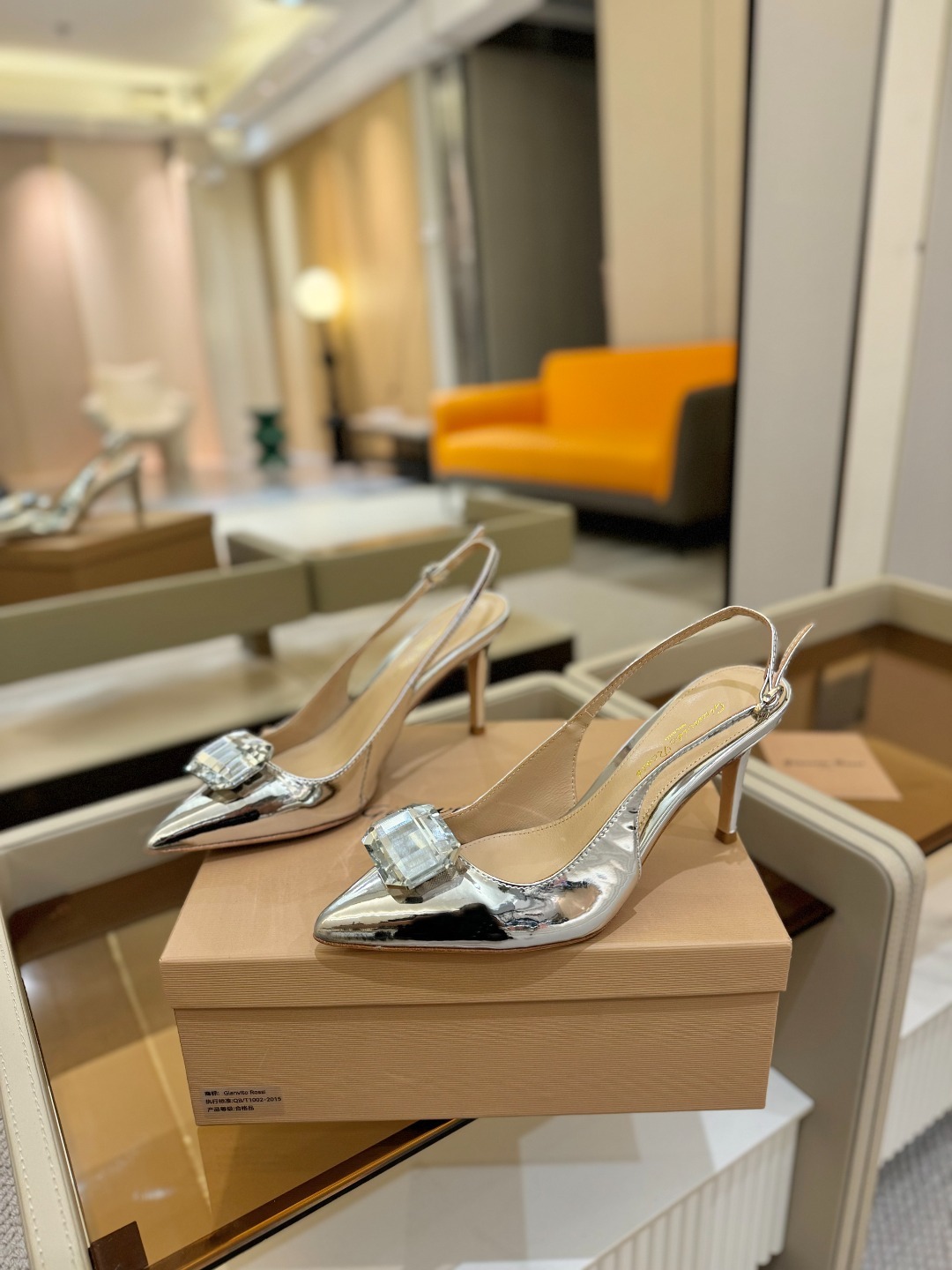 Gianvito rossi 👠
2025新款拖鞋
原版开发 顶级版本 代购品质
超美的大宝石高跟凉