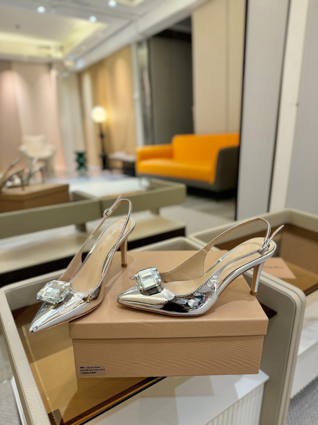 Gianvito rossi 👠
2025新款拖鞋
原版开发 顶级版本 代购品质
超美的大宝石高跟凉