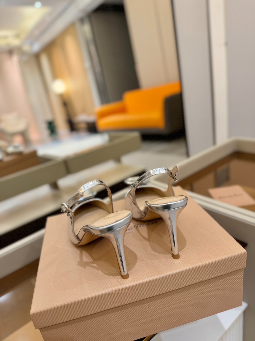 Gianvito rossi 👠
2025新款拖鞋
原版开发 顶级版本 代购品质
超美的大宝石高跟凉