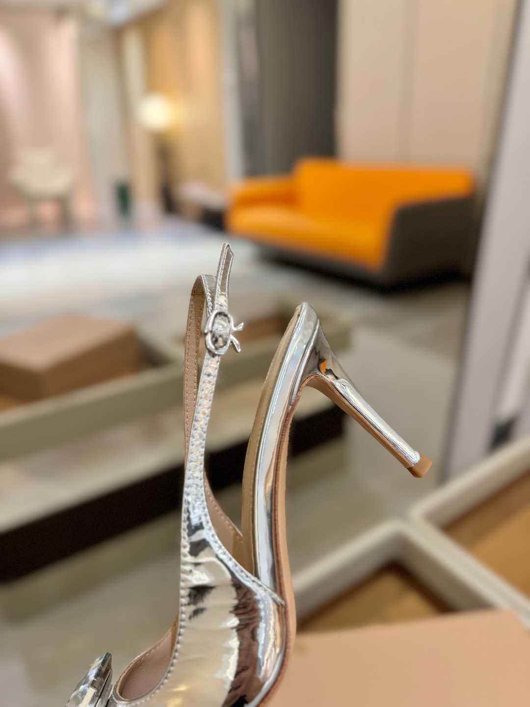Gianvito rossi 👠
2025新款拖鞋
原版开发 顶级版本 代购品质
超美的大宝石高跟凉