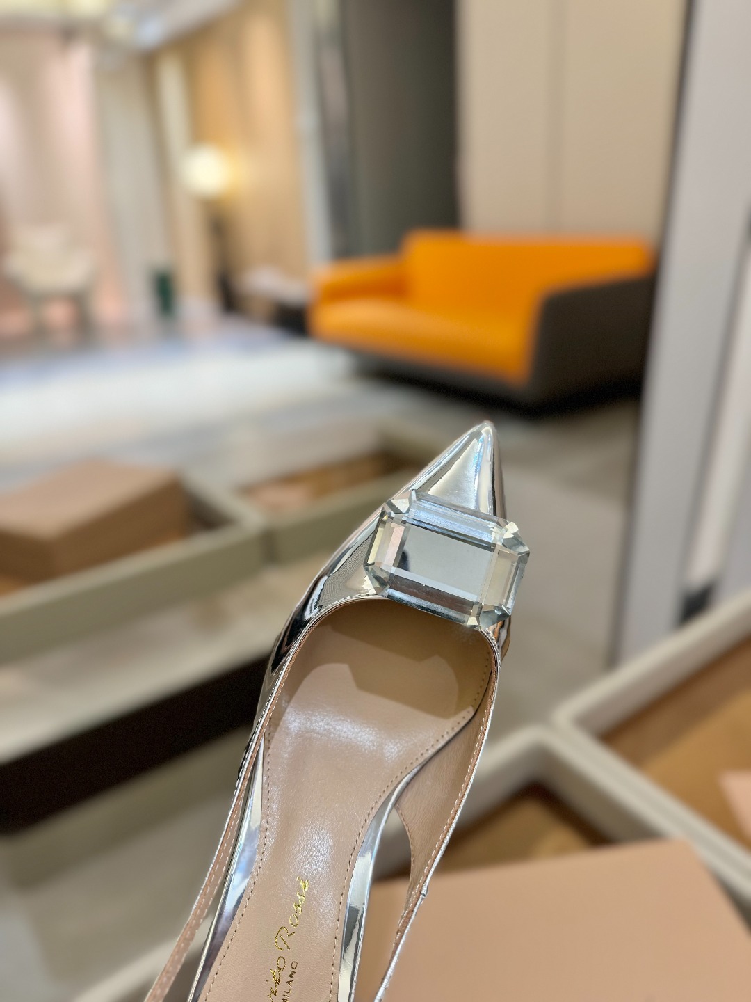 Gianvito rossi 👠
2025新款拖鞋
原版开发 顶级版本 代购品质
超美的大宝石高跟凉