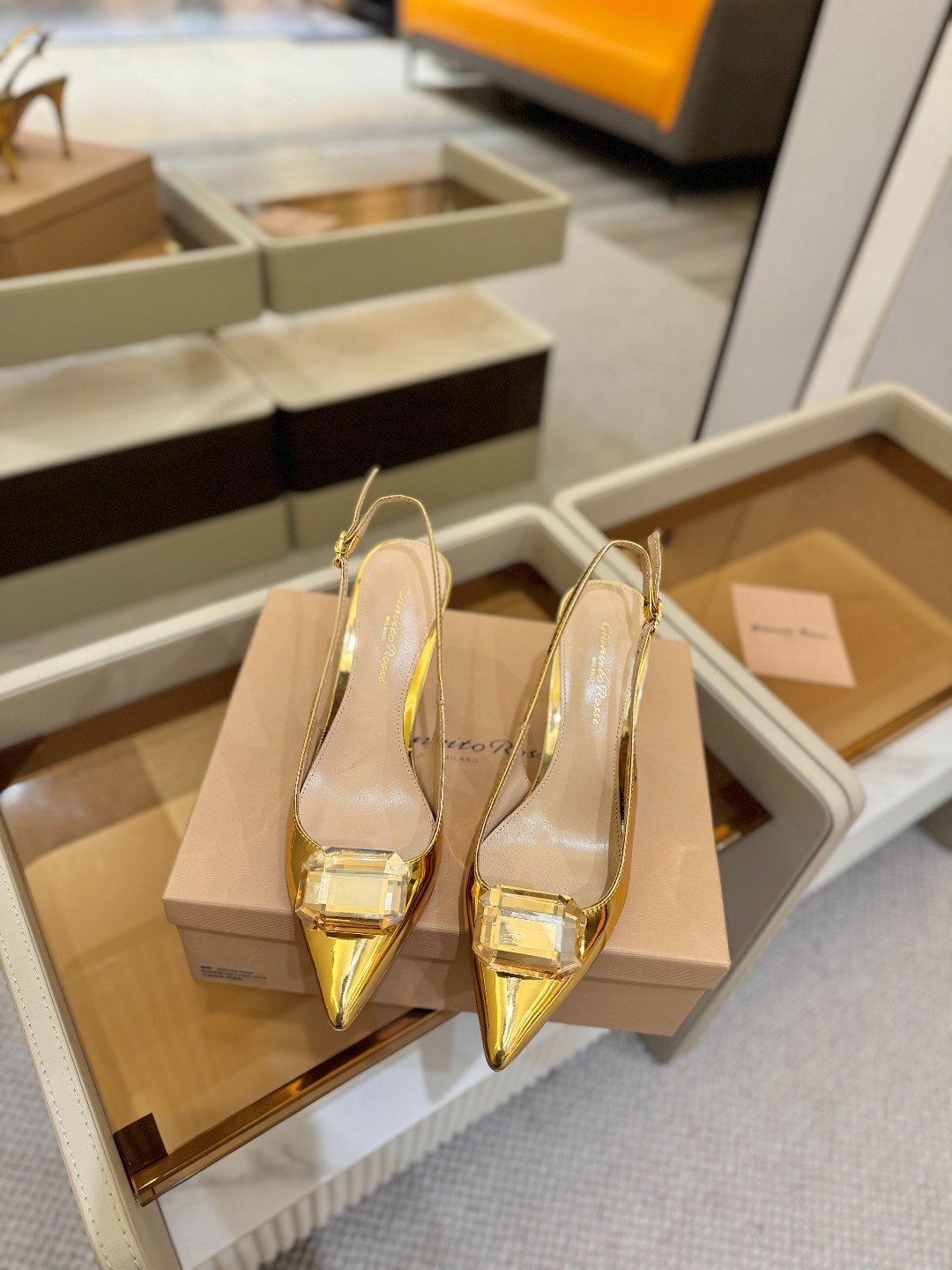 Gianvito rossi 👠
2025新款拖鞋
原版开发 顶级版本 代购品质
超美的大宝石高跟凉
