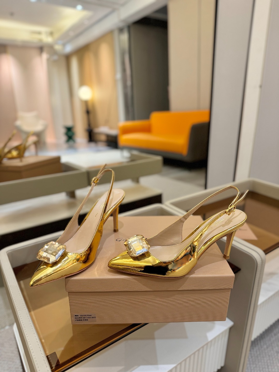 Gianvito rossi 👠
2025新款拖鞋
原版开发 顶级版本 代购品质
超美的大宝石高跟凉