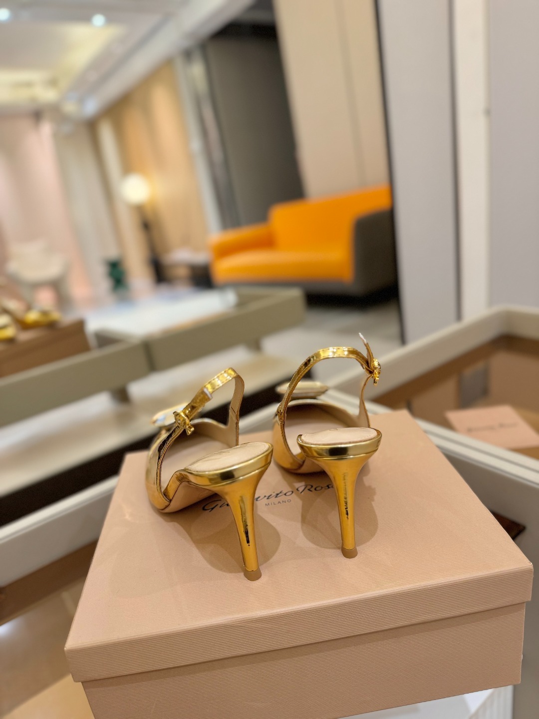 Gianvito rossi 👠
2025新款拖鞋
原版开发 顶级版本 代购品质
超美的大宝石高跟凉