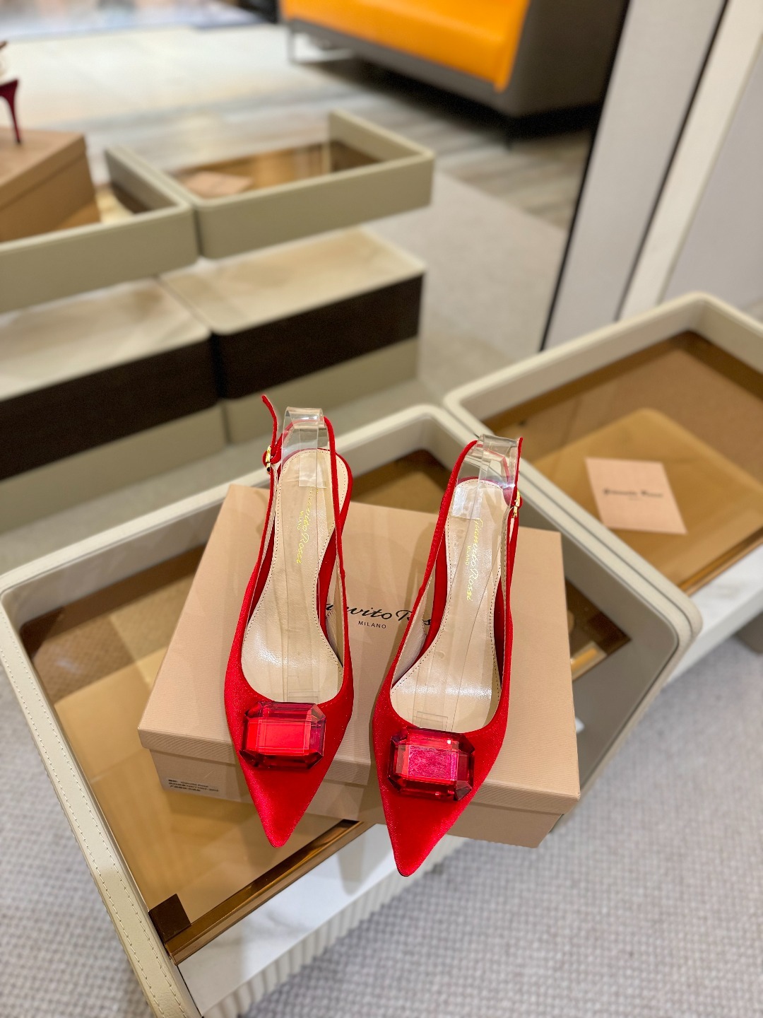 Gianvito rossi 👠
2025新款拖鞋
原版开发 顶级版本 代购品质
超美的大宝石高跟凉