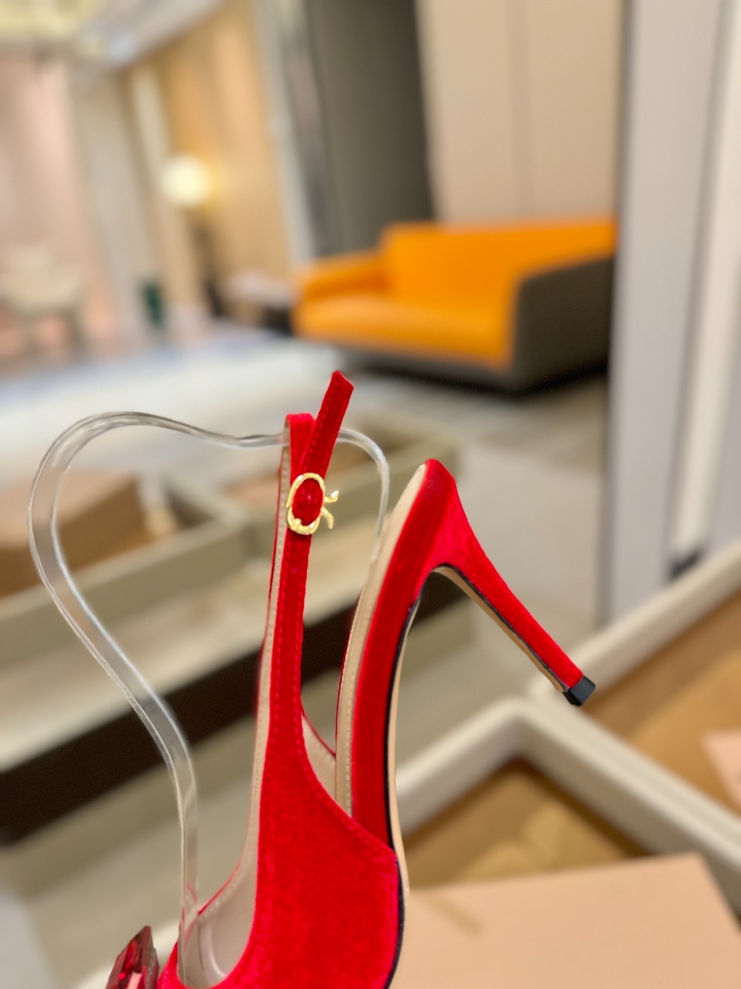 Gianvito rossi 👠
2025新款拖鞋
原版开发 顶级版本 代购品质
超美的大宝石高跟凉