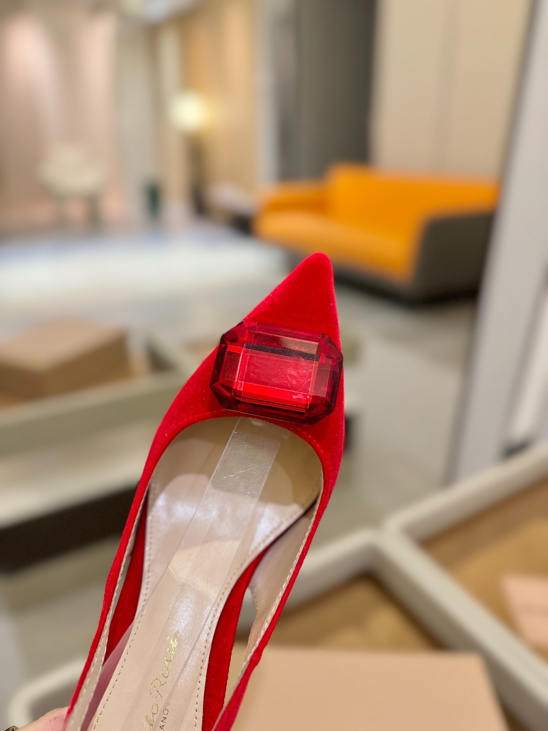 Gianvito rossi 👠
2025新款拖鞋
原版开发 顶级版本 代购品质
超美的大宝石高跟凉