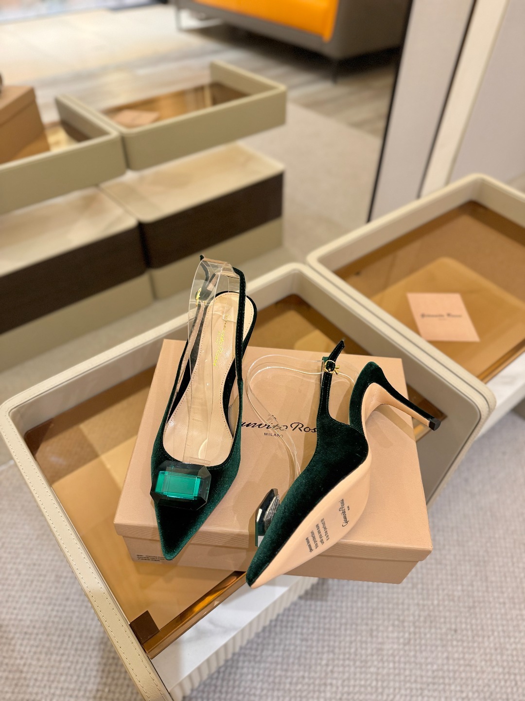 Gianvito rossi 👠
2025新款拖鞋
原版开发 顶级版本 代购品质
超美的大宝石高跟凉