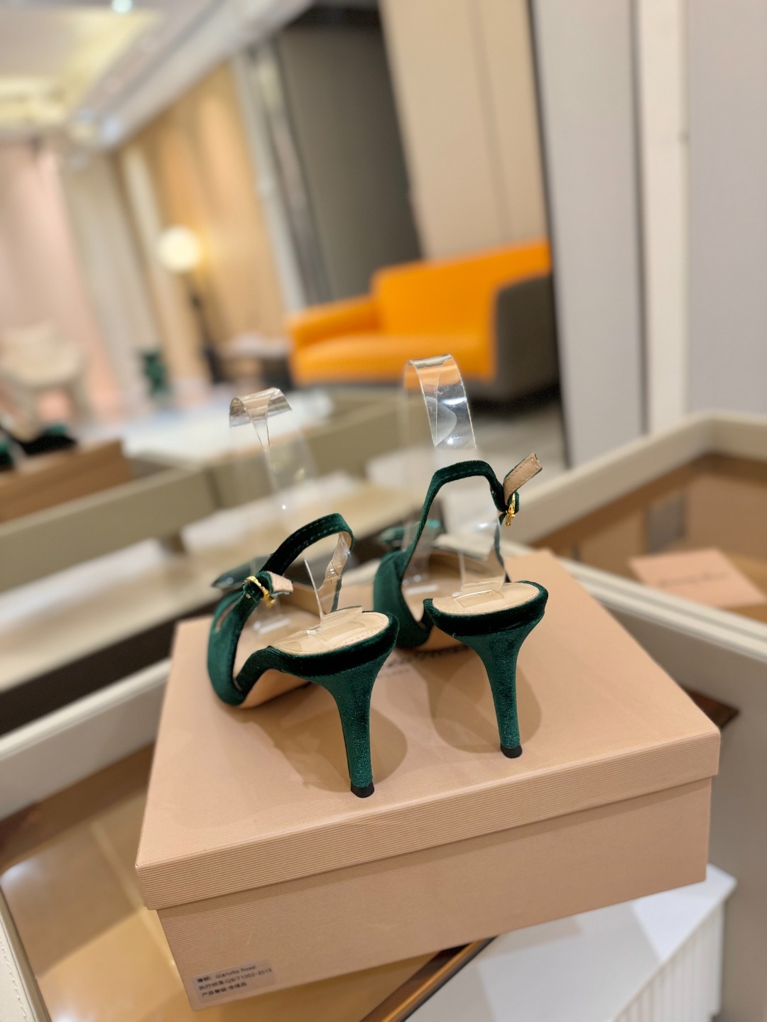 Gianvito rossi 👠
2025新款拖鞋
原版开发 顶级版本 代购品质
超美的大宝石高跟凉