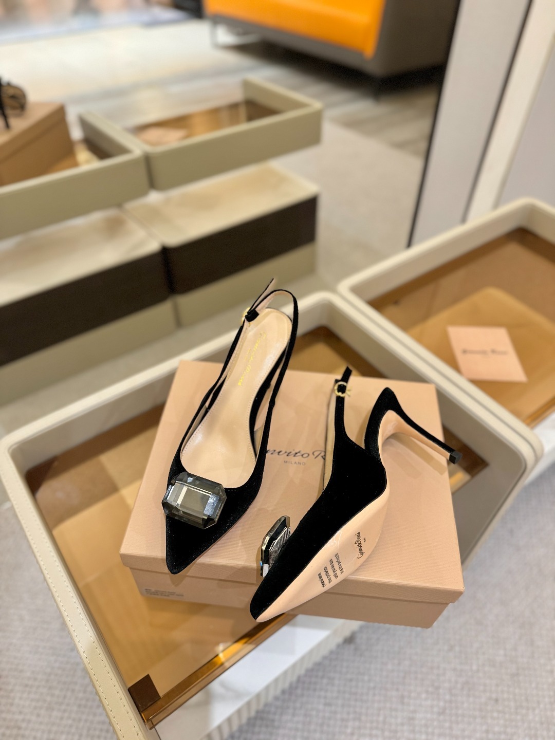 Gianvito rossi 👠
2025新款拖鞋
原版开发 顶级版本 代购品质
超美的大宝石高跟凉